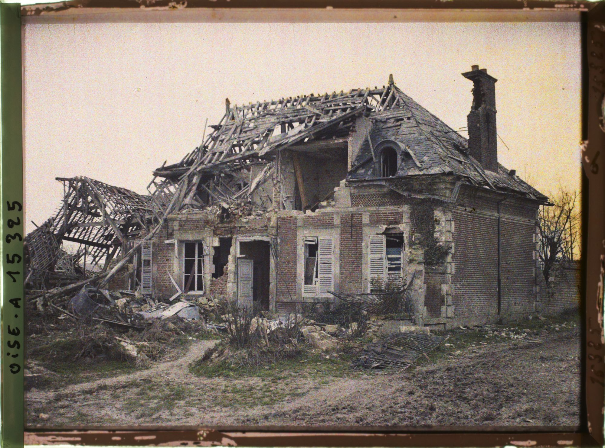 Image représentant France, St Maur, Destructions de guerre Types de Maisons détruite à St Maur, montrant l'Ossature de la Construction