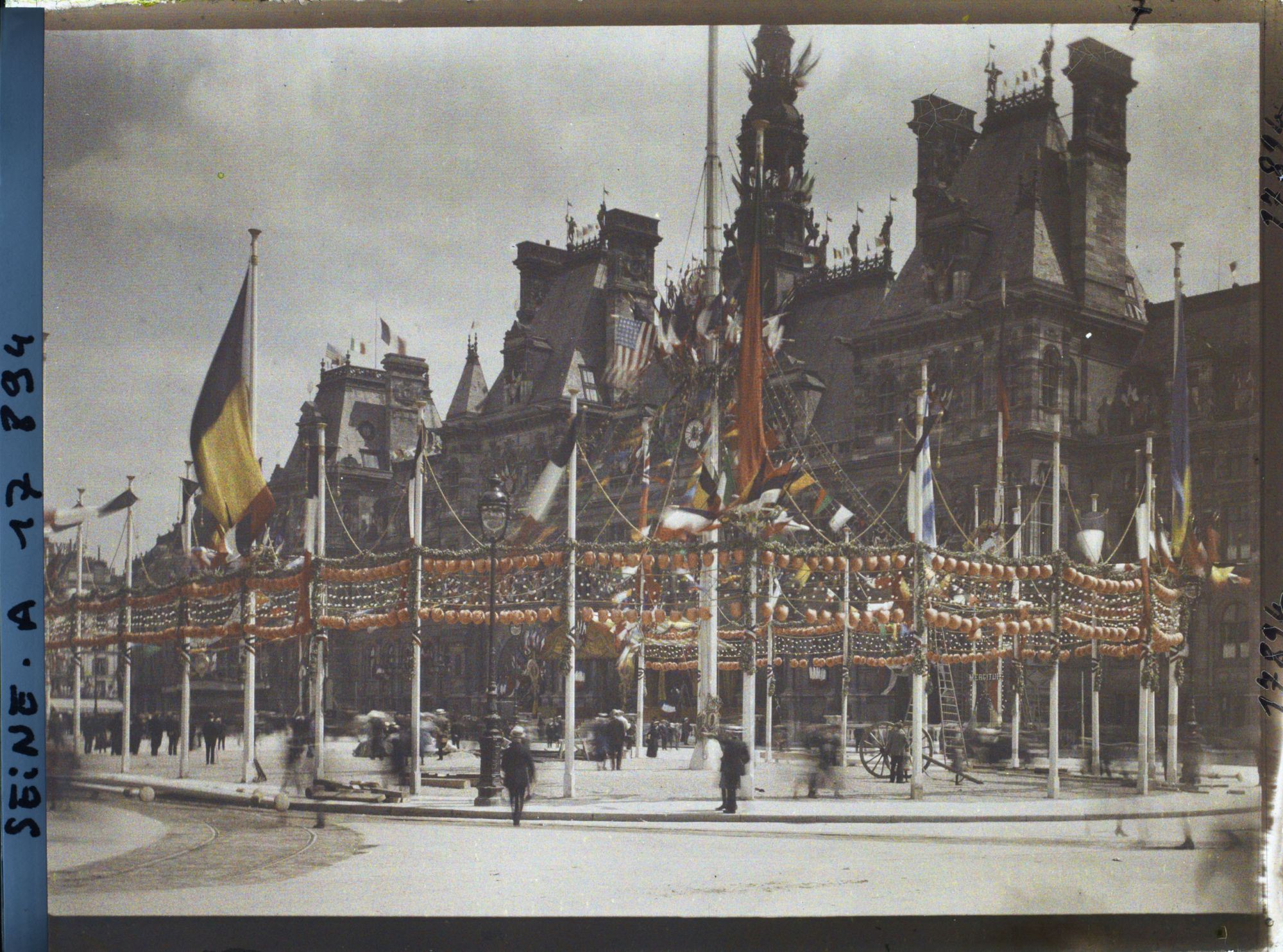 Image représentant La place de l'hôtel de ville décorée pour les fêtes de la Victoire des 13 et 14 juillet 1919