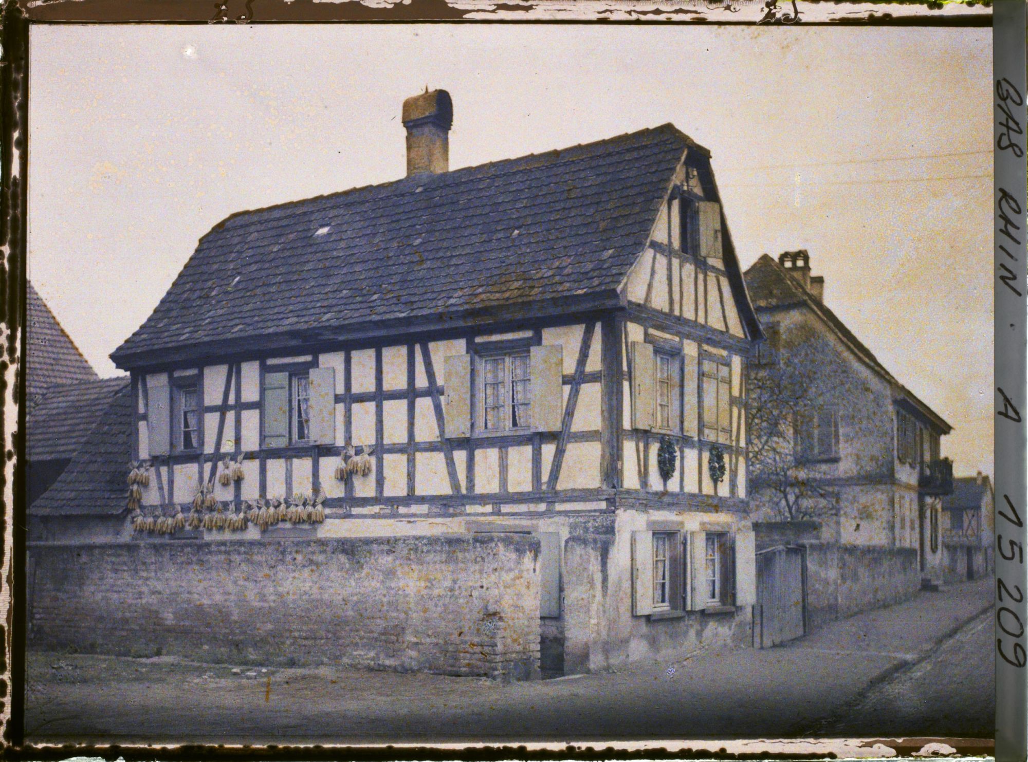 Image représentant France Alsace, Strasbourg, Langolsheim : une vieille maison à Coté de l'Eglise