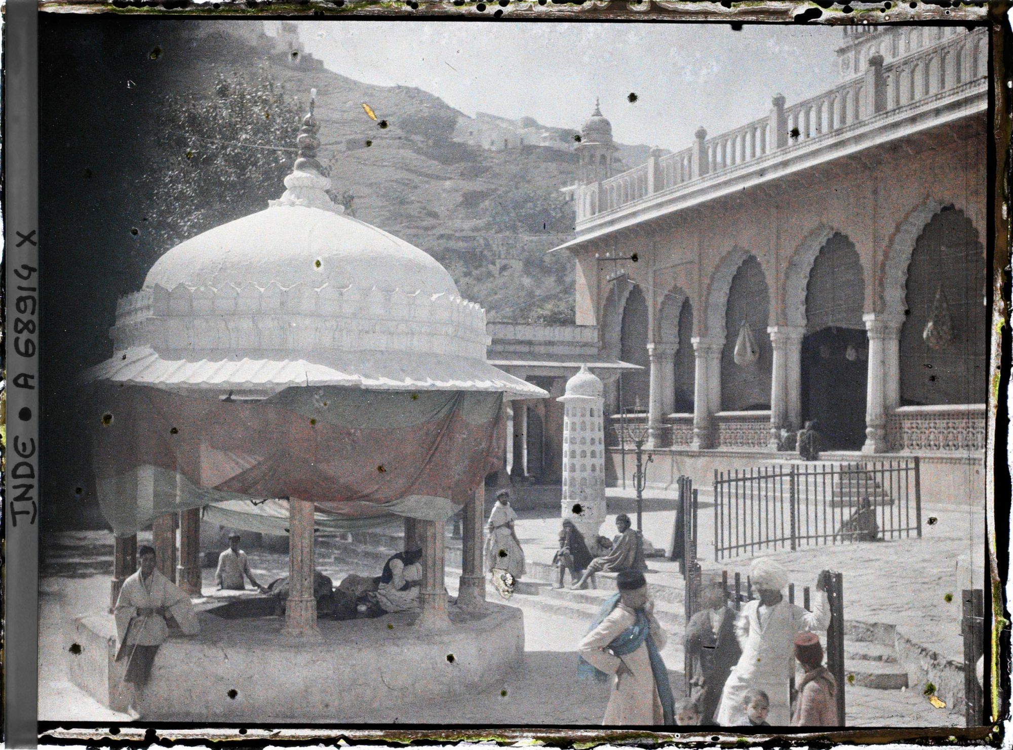 Image représentant Dans la troisième cour du dargâh Sharif, une fontaine aux ablutions et, à droite la salle Mehfil Khana
