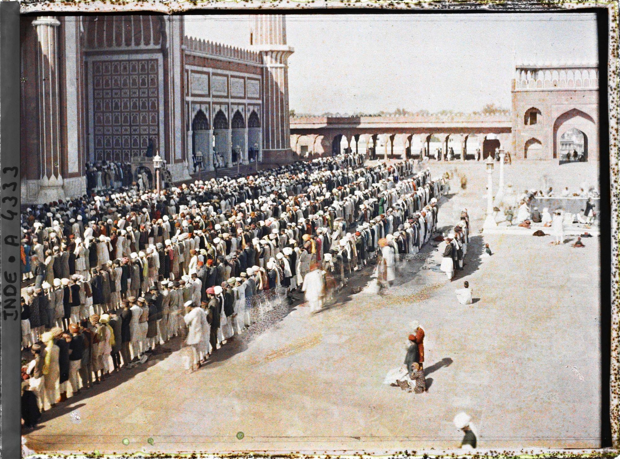 Image représentant La prière du vendredi dans la cour de la Grande Mosquée (Jama Masjid)