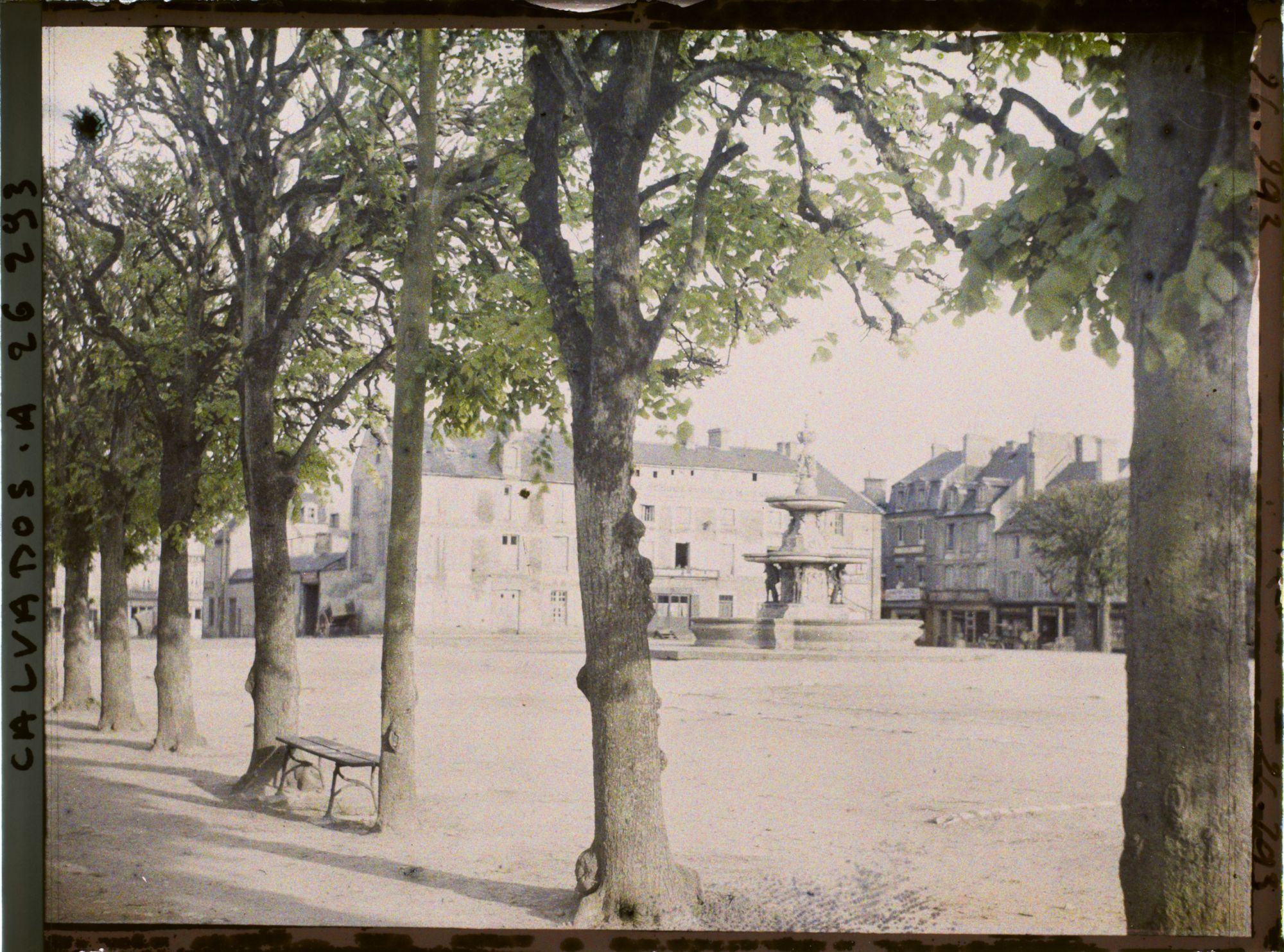 Image représentant La place vue de la route de Port en Bessin