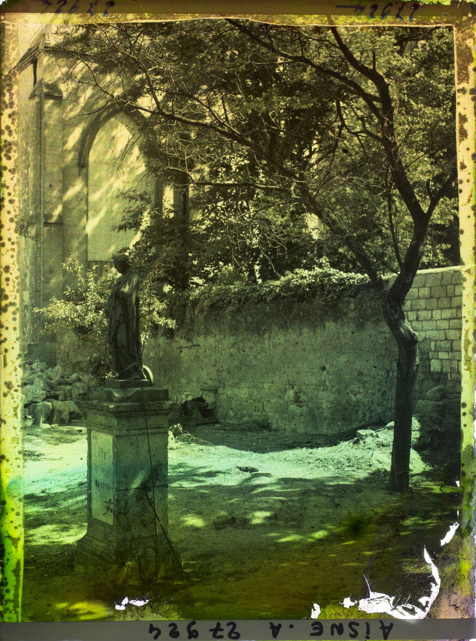 Image représentant France, Soissons, Cour de l'Evêché et Statue de St Joseph