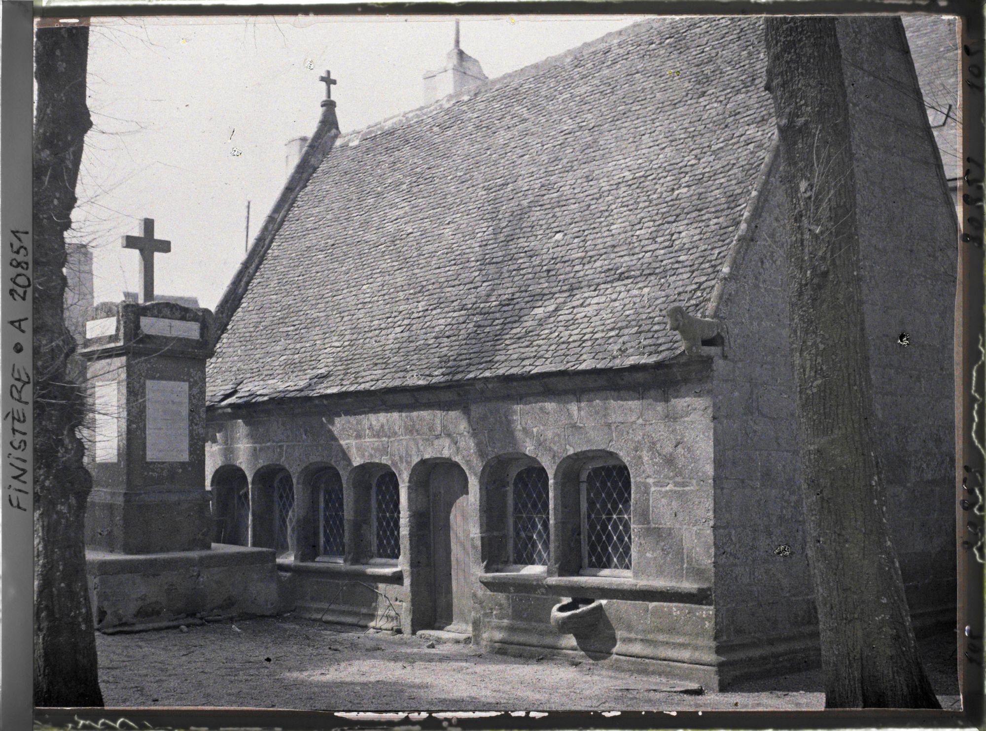 Image représentant La chapelle Sainte-Brigitte et une tombe du cimetière de Notre-Dame-de-Croas-Batz