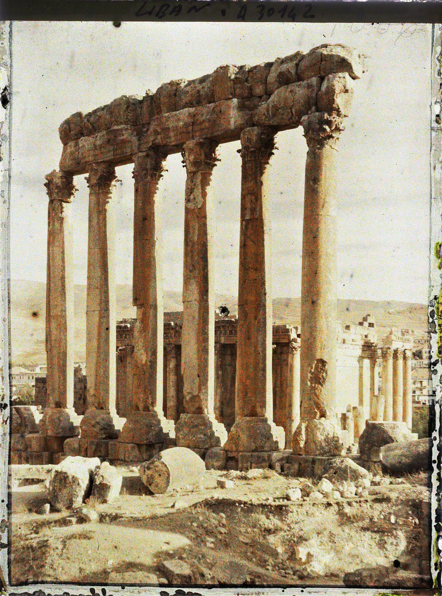 Image représentant Le temple de Bacchus derrière les colonnes du Temple de Jupiter