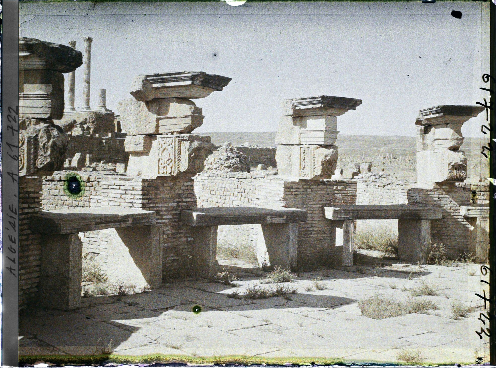 Image représentant Algérie, Timgad, Les dalles des tables des marchands du Grand Marché