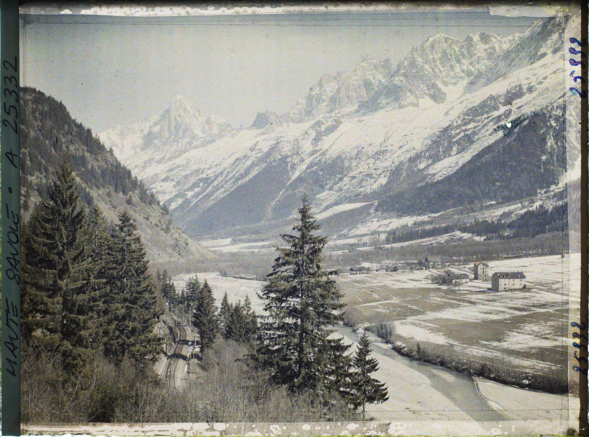 Image représentant France Les Alpes, Griaz, Vallée de Chamonix, L' Arve, la Chaîne des Aiguilles et le Village des Griaz.