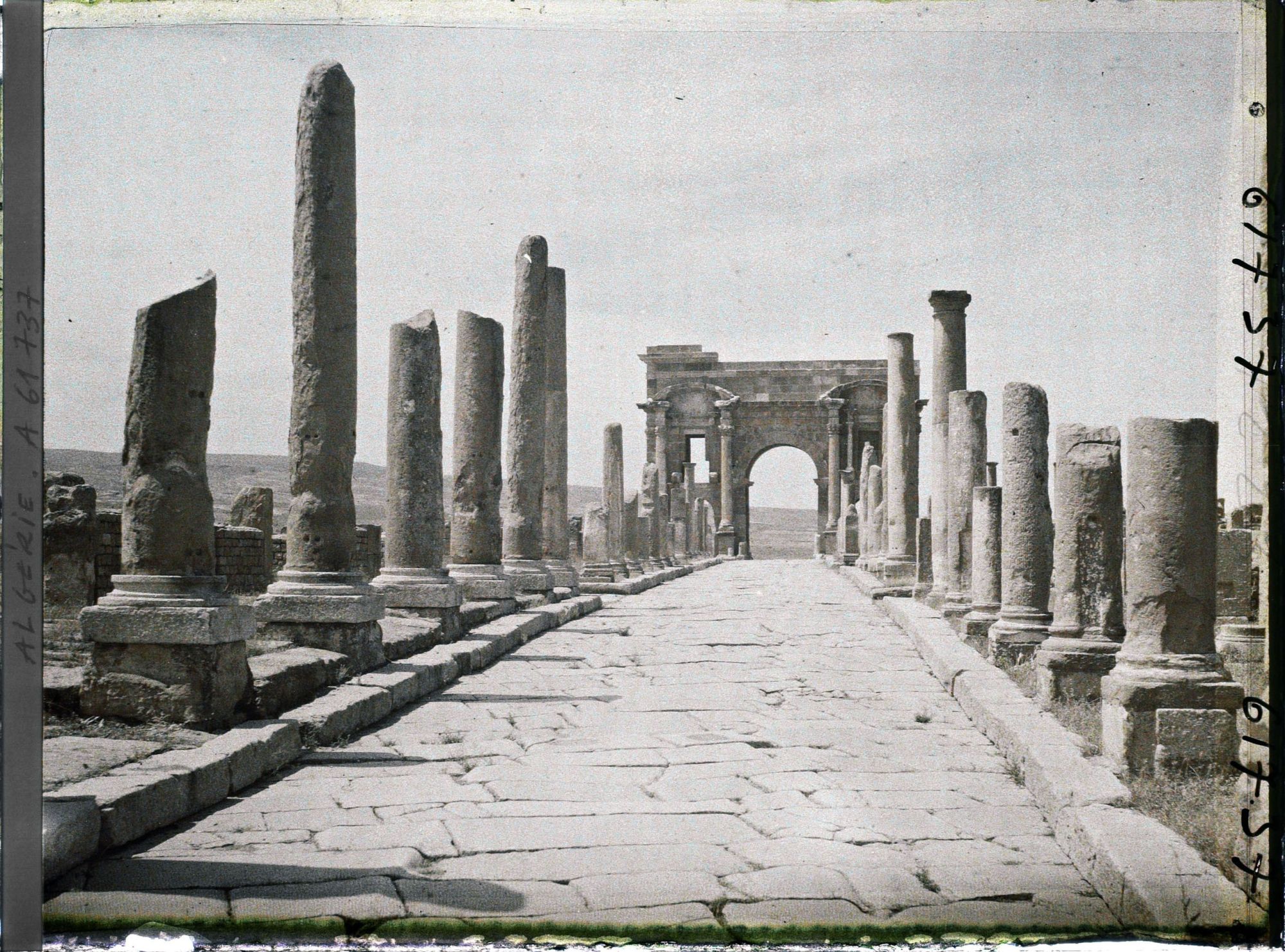 Image représentant Algérie, Timgad, Decumanus Maximus vers Arc de Trajan
