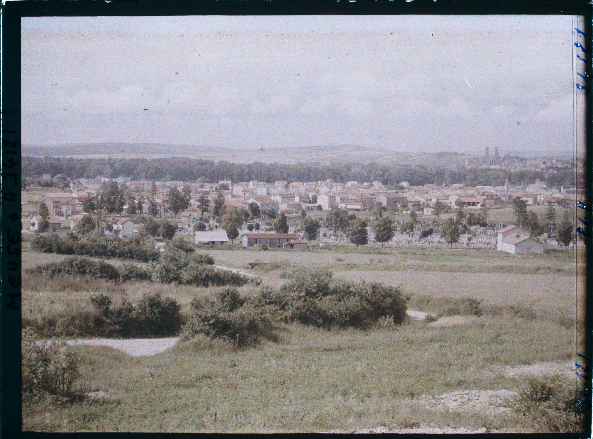 Image représentant France, Verdun, La Ville, vue prise vers l'Ouest de la voie ferrée de Verdun à Metz