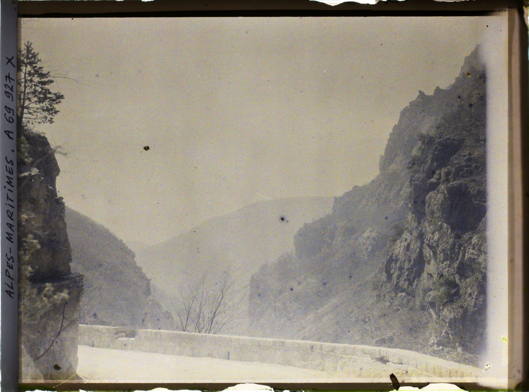 Image représentant Route surplombant un paysage des Gorges, dans la brume