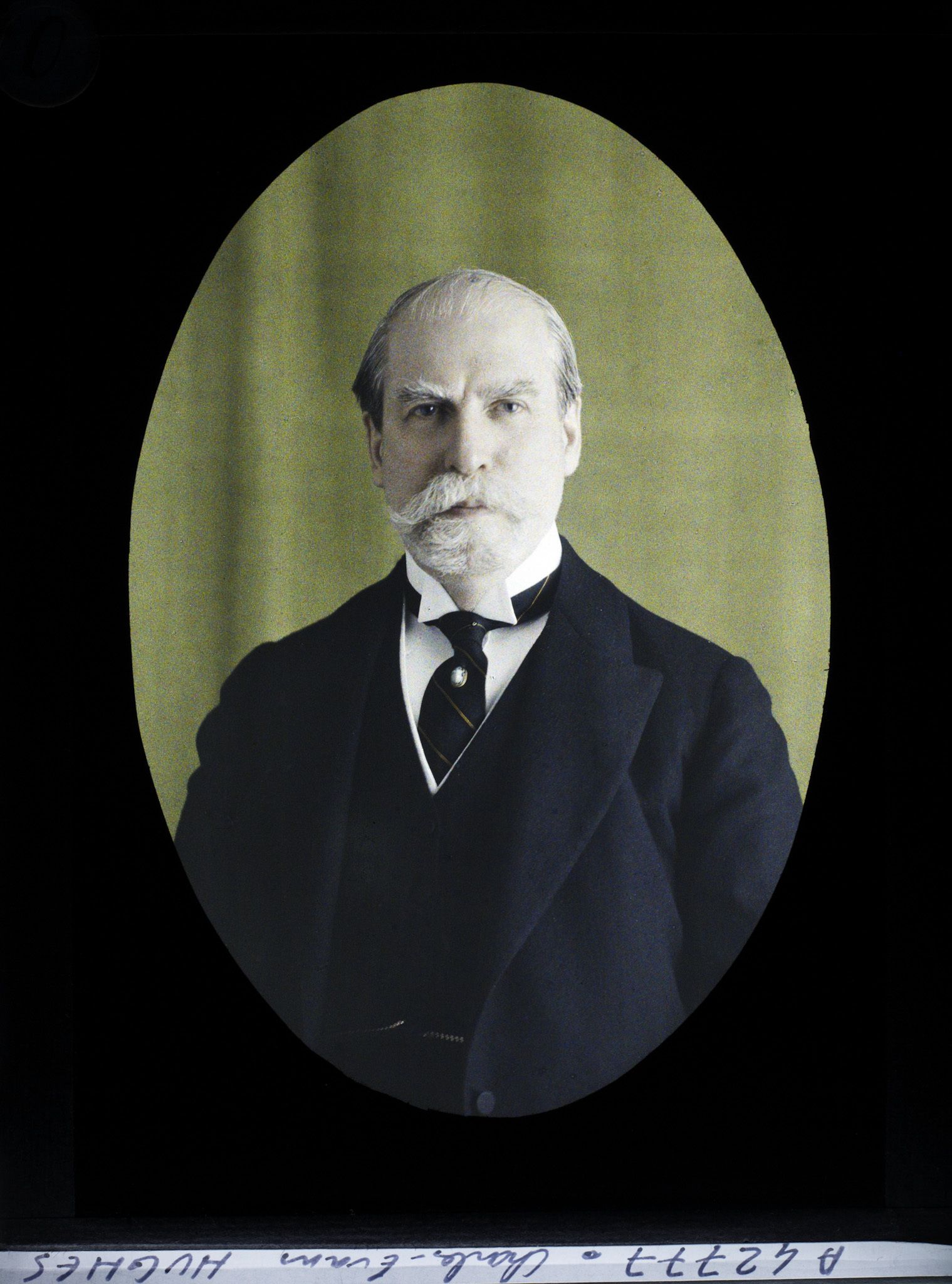 Image représentant Monsieur  https://musee-albert-kahn.s-museum.fr/home/NWQ2OTAwYzNmYjZlZTk1ZWQwODJmMjY4L2dlbmVyaWMtbm90aWNlLXRhYi9hdXRob3JpdHkvNjE3YTc5ZjVjZjhiODk2OGIzMzM3ZDIx/5d6900c3fb6ee95ed082f268/generic-notice-tab/authority/617a79ebcf8b8968b3336f87 Charles-Evans Hughes