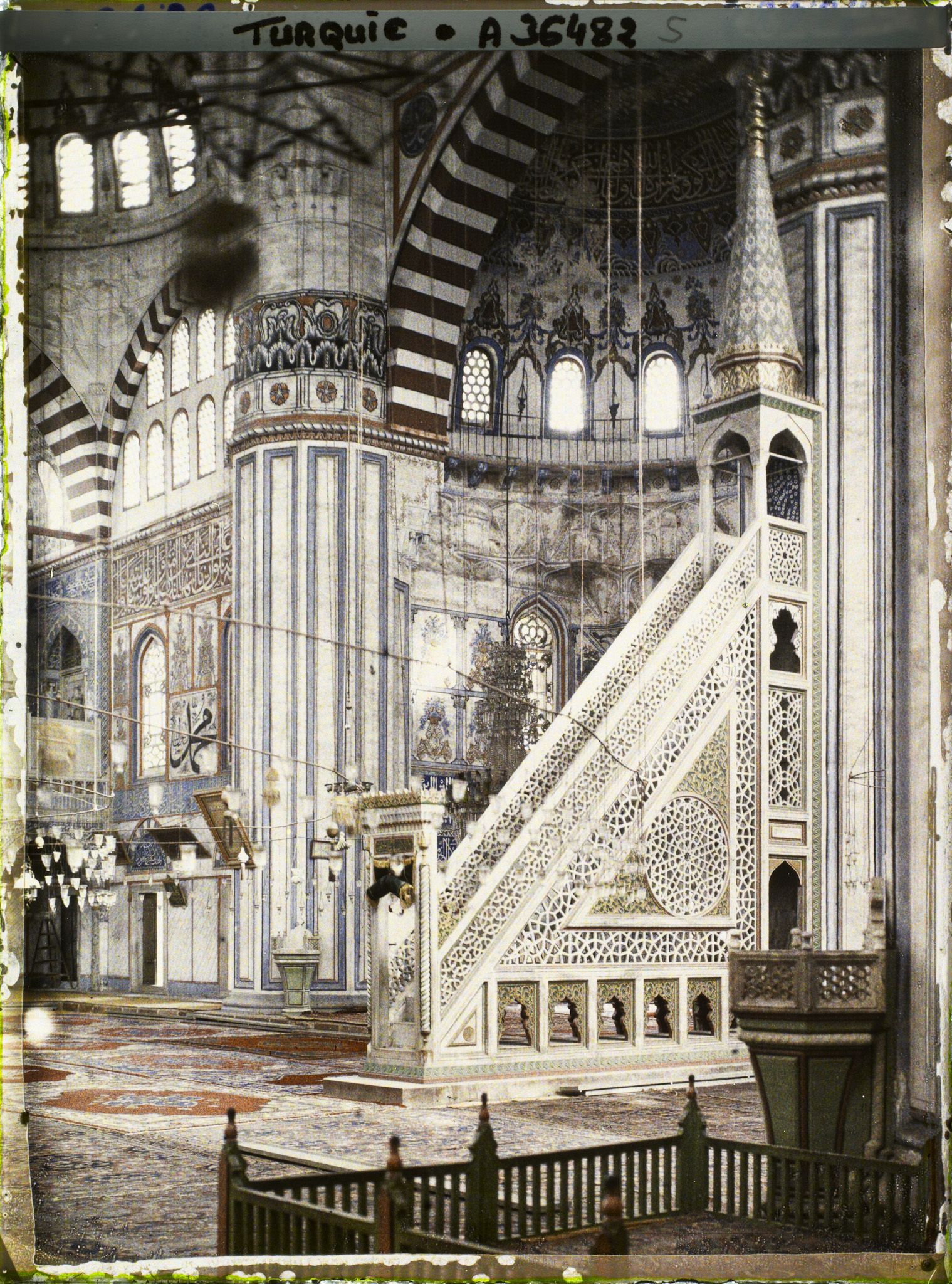 Image représentant Intérieur de Selimiye Camii (Grande Mosquée) : à droite, le Minbar (chaire) en marbre ajouré