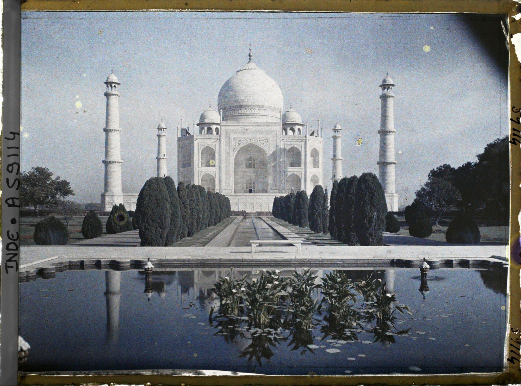 Image représentant Le bassin central, le grand canal axial et le mausolée du Taj Mahal