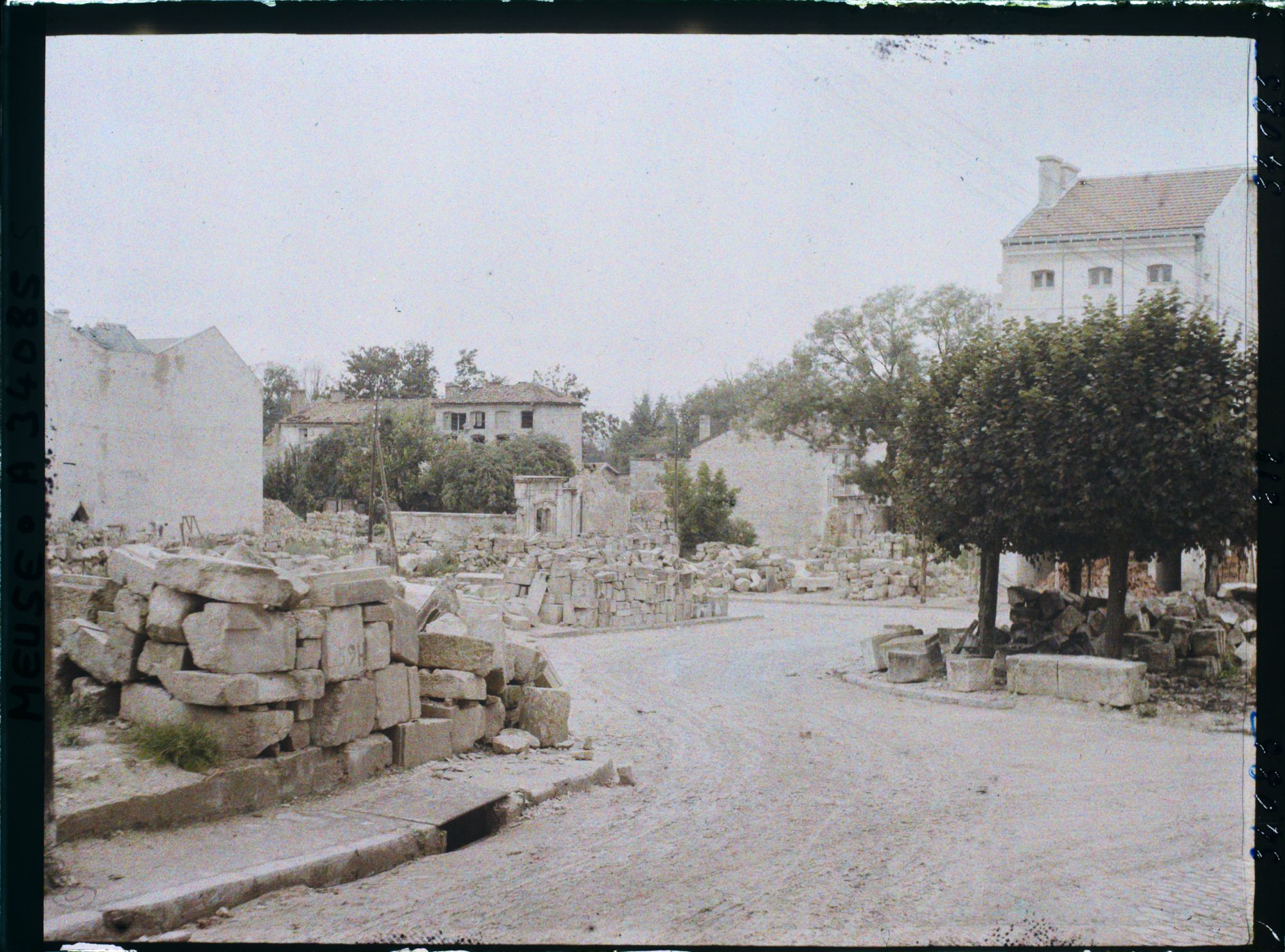 Image représentant France, Verdun, La Place d'Armes, vue de la rue de la Belle Vierge
