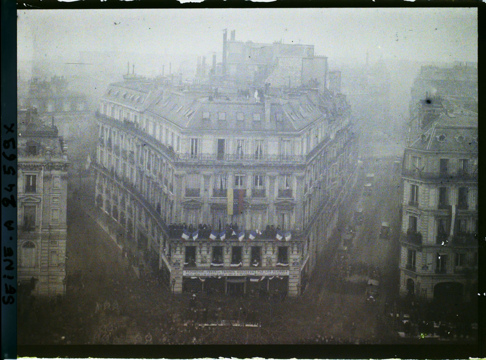 Image représentant Vue sur l'avenue des Champs-Elysées, la rue Arsène-Houssaye et la rue de Tilsit depuis un balcon de l'hôtel Astoria pour le Cinquantenaire de la IIIe République