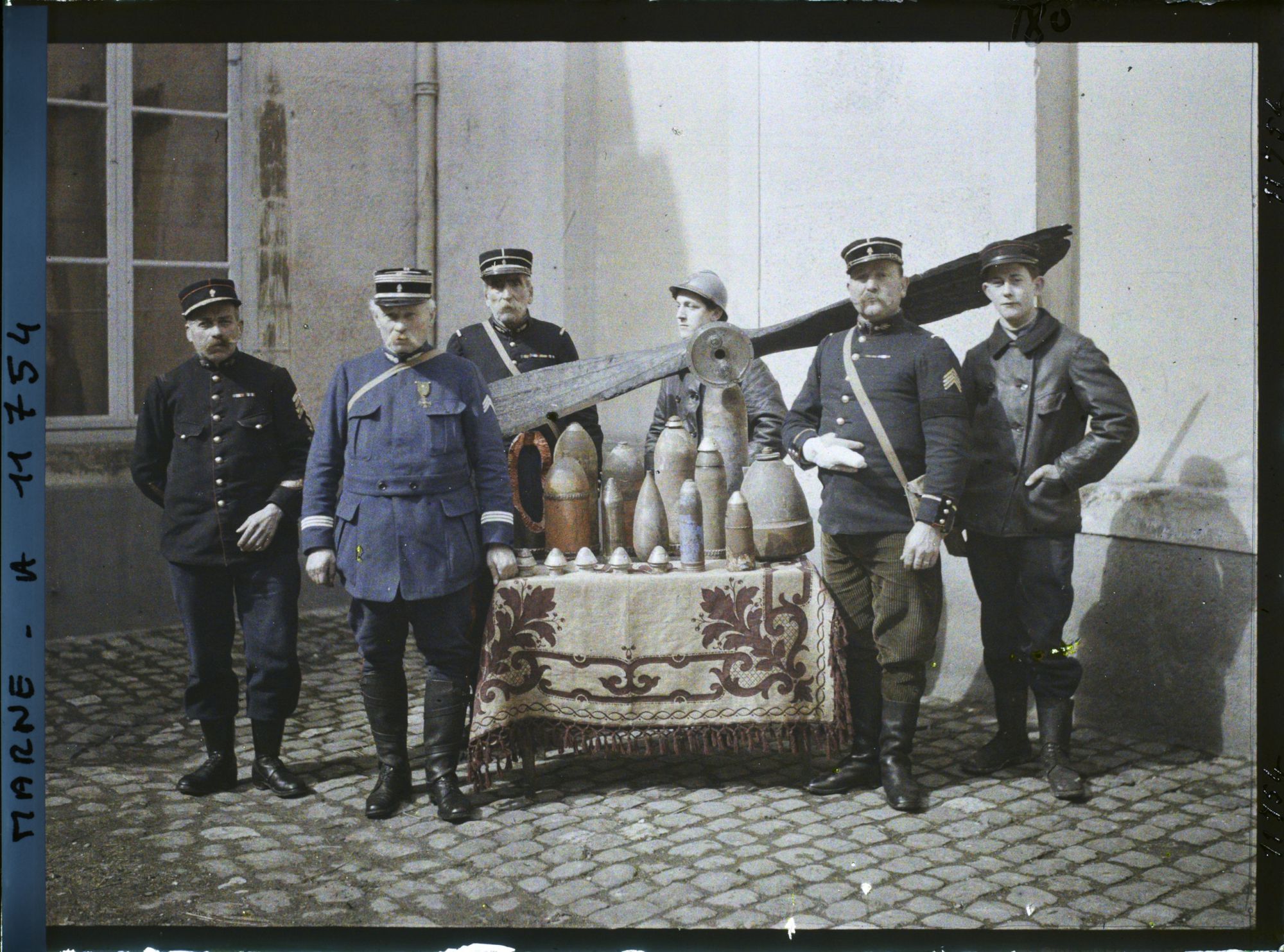 Image représentant France, Reims, Groupe de Pompiers.
