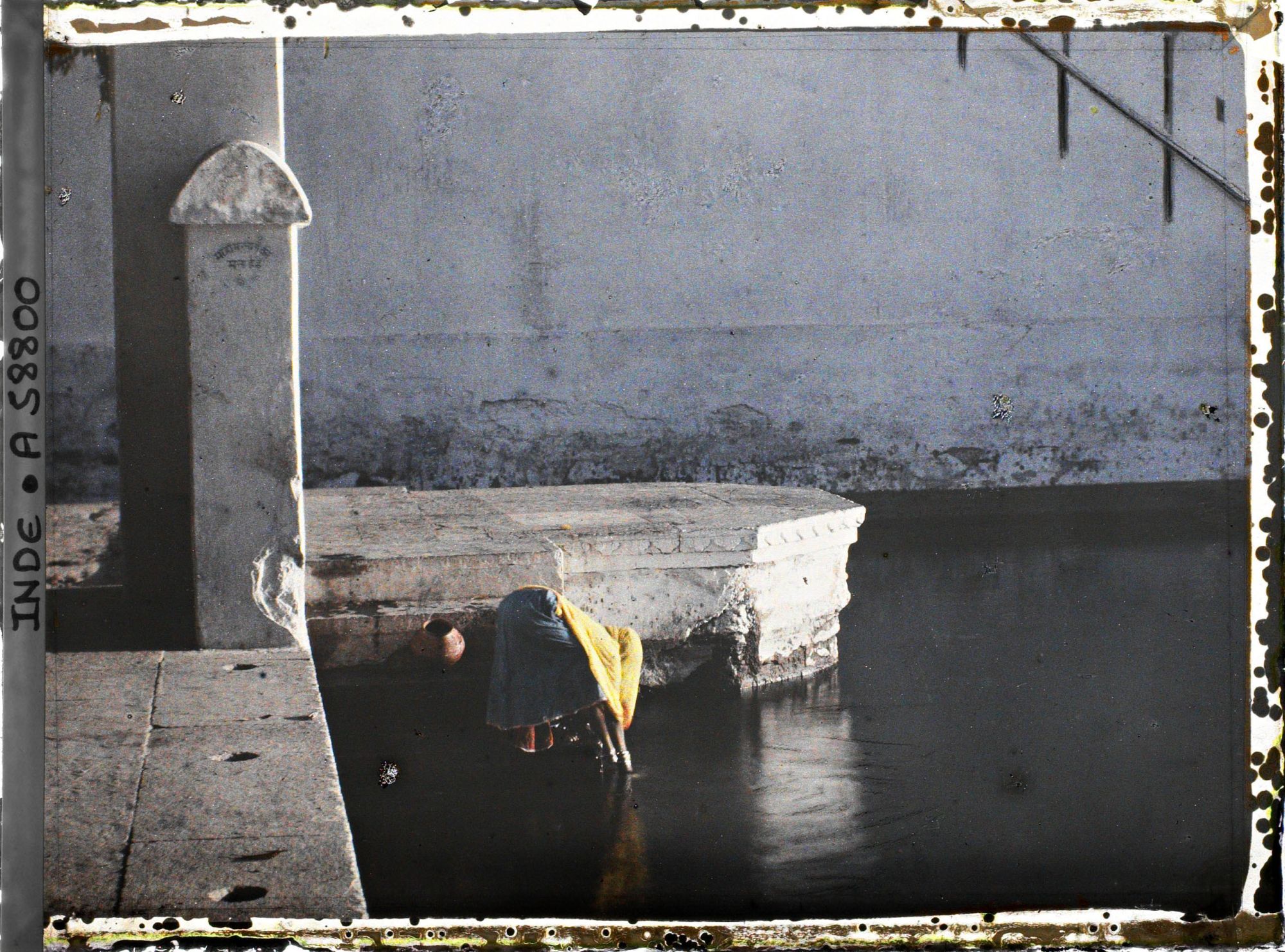 Image représentant Femme puisant de l'eau dans le lac Pichola