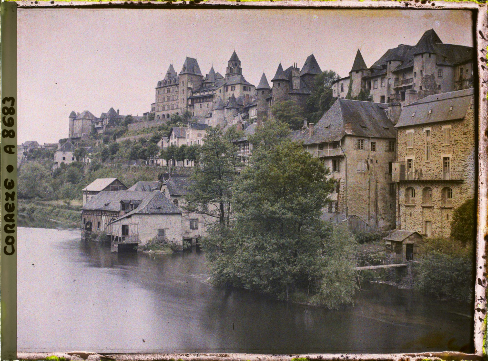 Image représentant Vue de la ville et des bords de la Vézère, avec les tanneries au premier plan