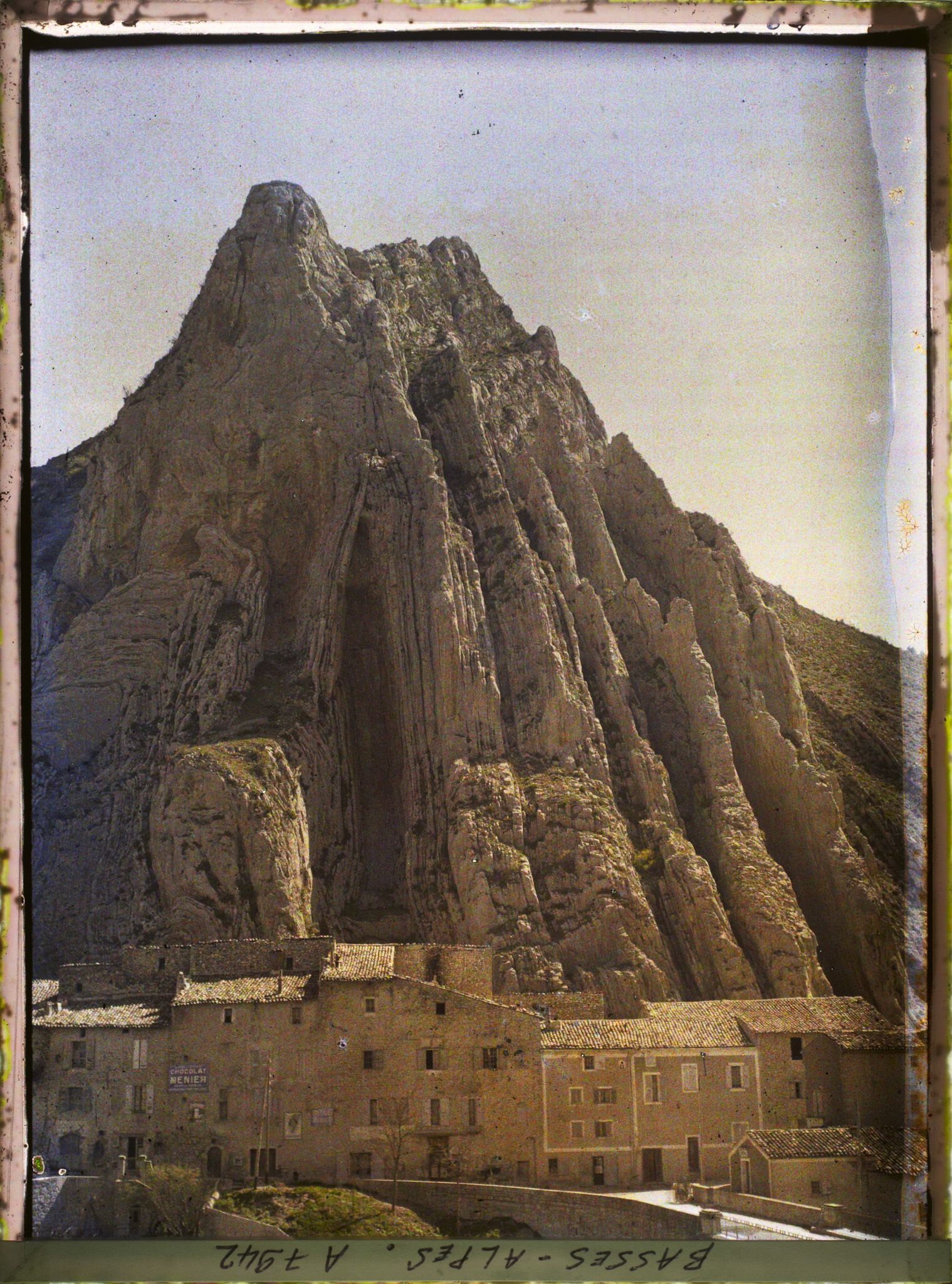 Image représentant Le rocher de la Baume avec les maisons au flanc