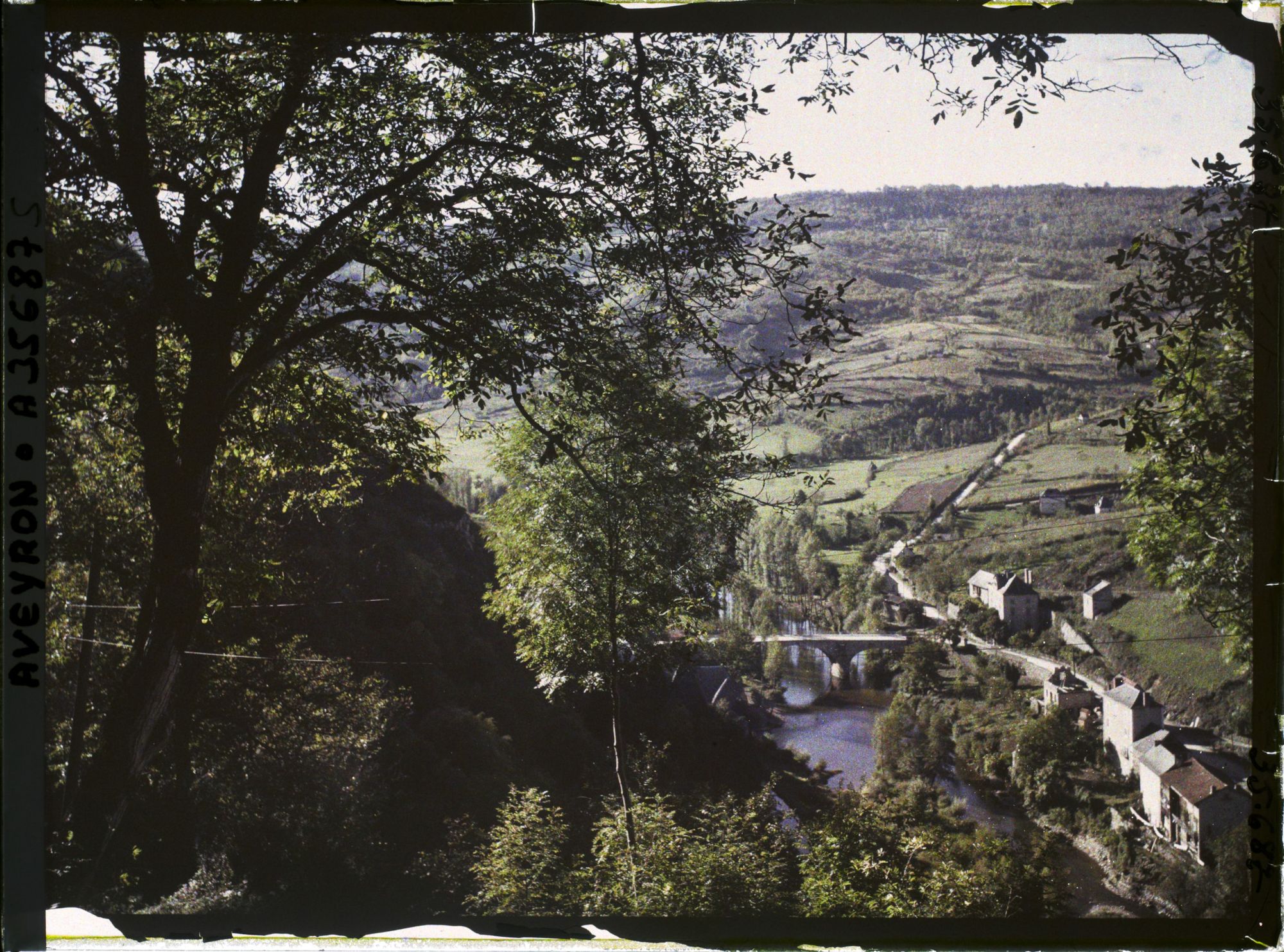 Image représentant Vue vers la route de Villefranche prise du sentier menant au Château