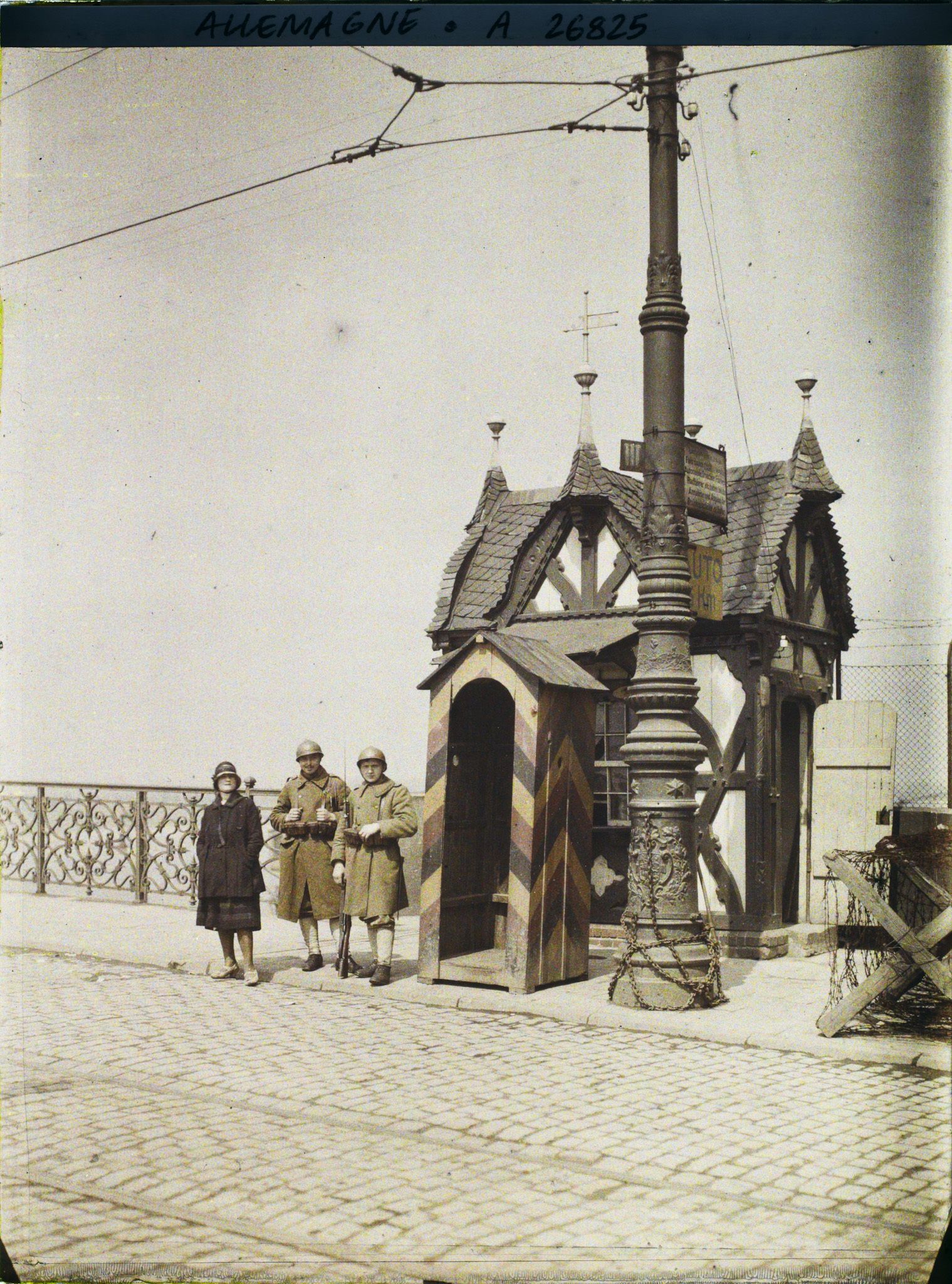 Image représentant Allemagne, Düsseldorf, Occupation Française Soldat Belge et douanier allemand à l'entrée du Pont