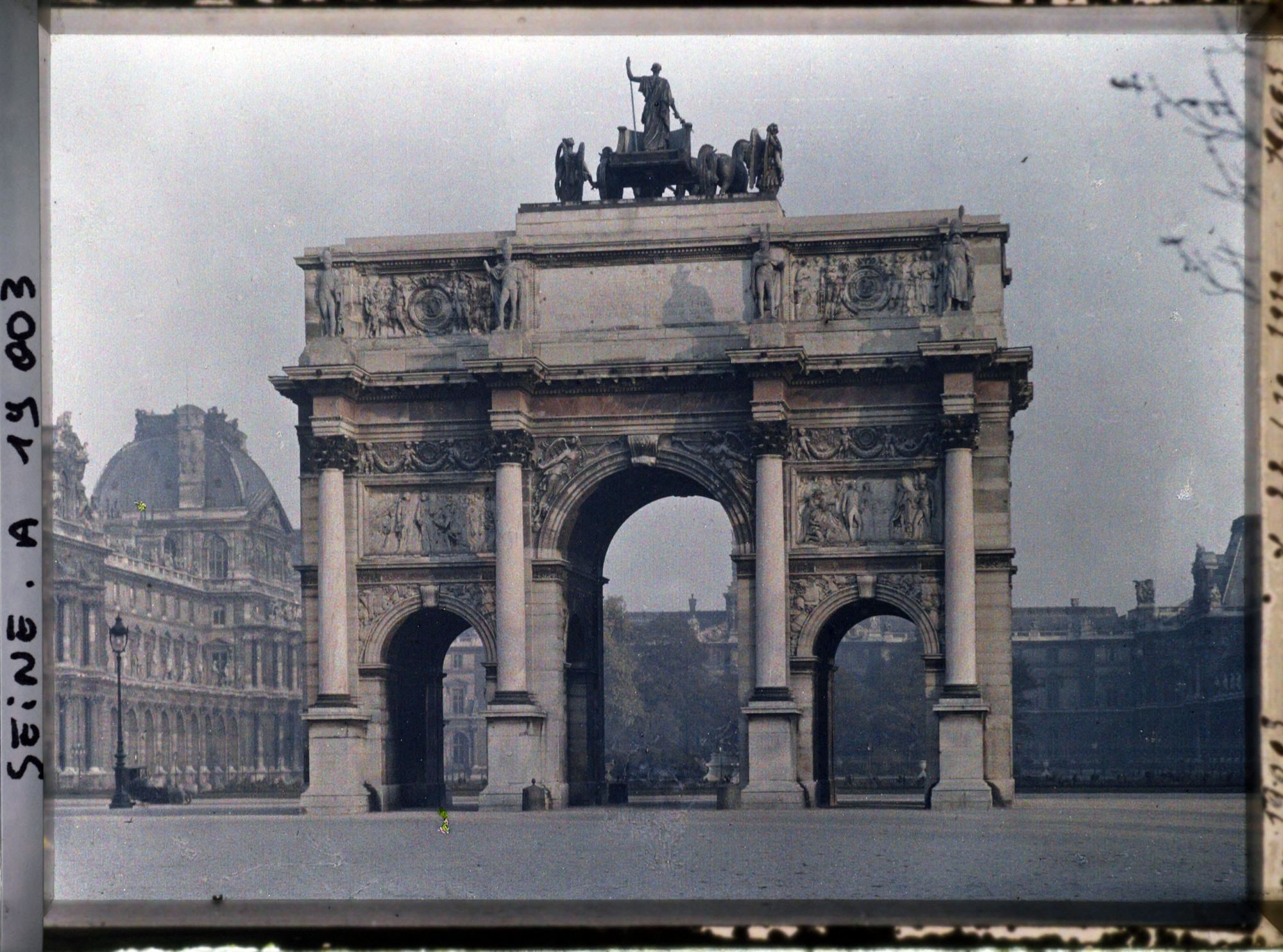 Image représentant L'Arc de Triomphe du Carrousel et le palais du Louvre