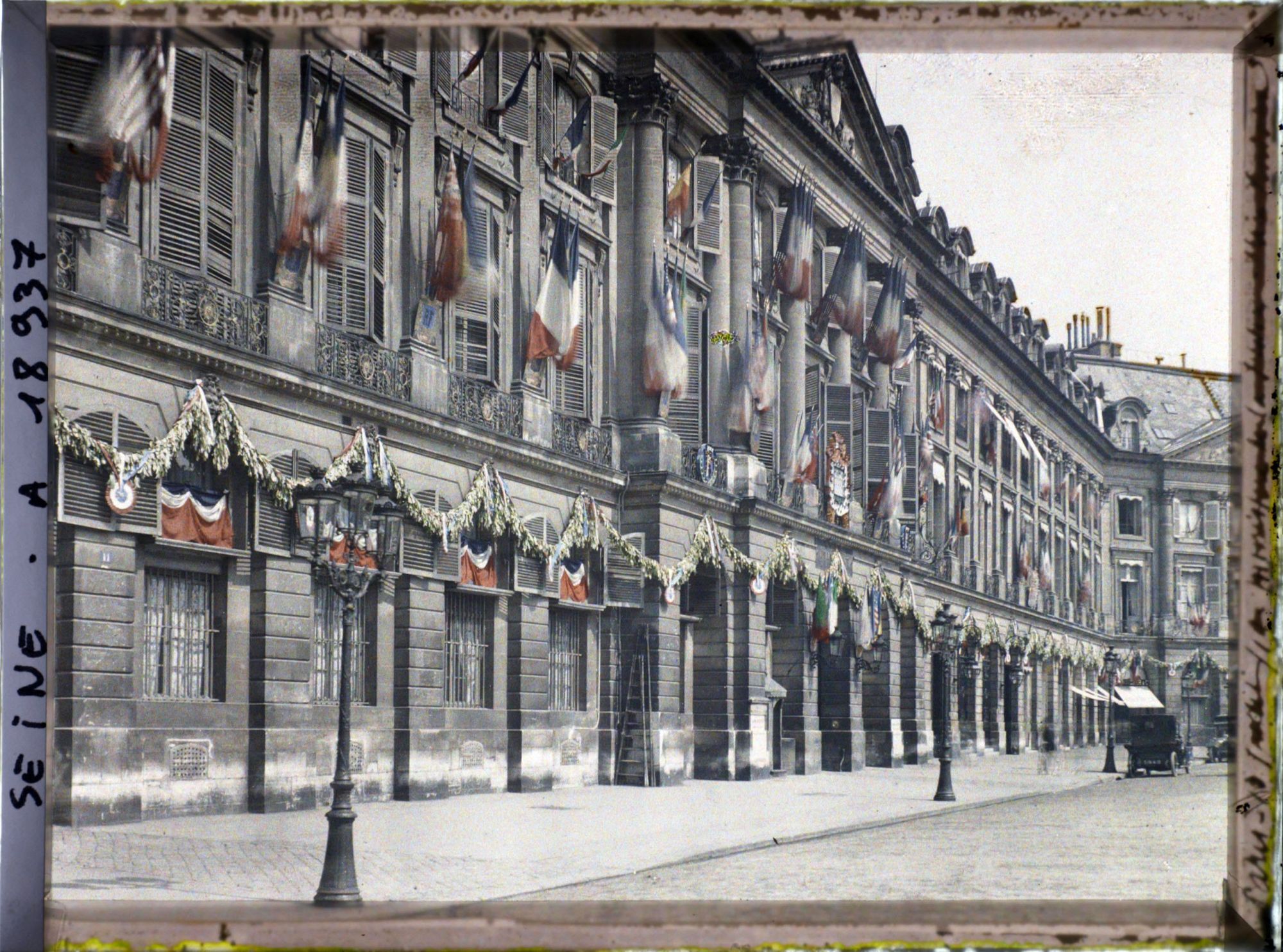 Image représentant Ministère de la Justice décoré pour les fêtes de la Victoire, n°13 de la place Vendôme (hôtel de Bourvallais)