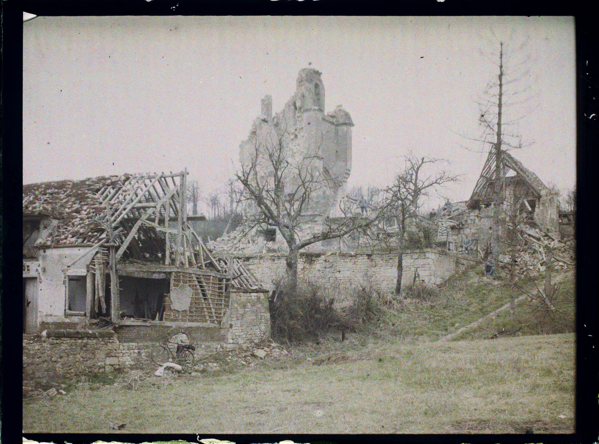 Image représentant France, Vignemont, Guerre : Vue S/l'Eglise et les habitations environnantes