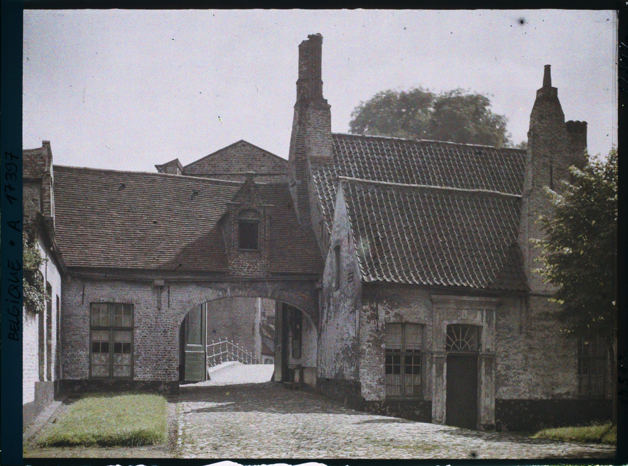 Image représentant Belgique, Bruges, L'Entrée du Béguinage vue de l'intérieur