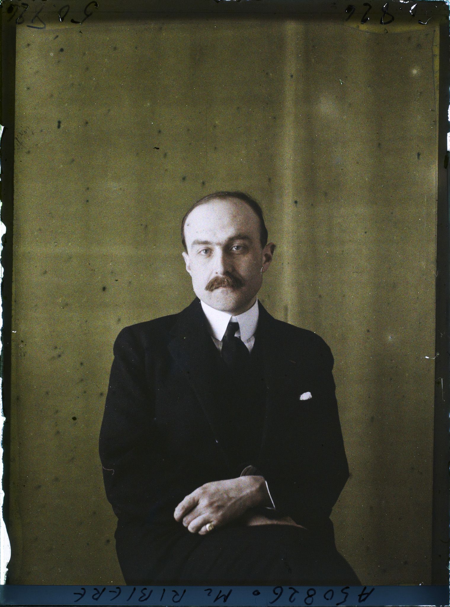 Image représentant Monsieur  https://musee-albert-kahn.s-museum.fr/home/NWQ2OTAwYzNmYjZlZTk1ZWQwODJmMjY4L2dlbmVyaWMtbm90aWNlLXRhYi9hdXRob3JpdHkvNjE3YTc5ZjVjZjhiODk2OGIzMzM3ZDIx/5d6900c3fb6ee95ed082f268/generic-notice-tab/authority/617a79ebcf8b8968b3337664 Marcel Ribière