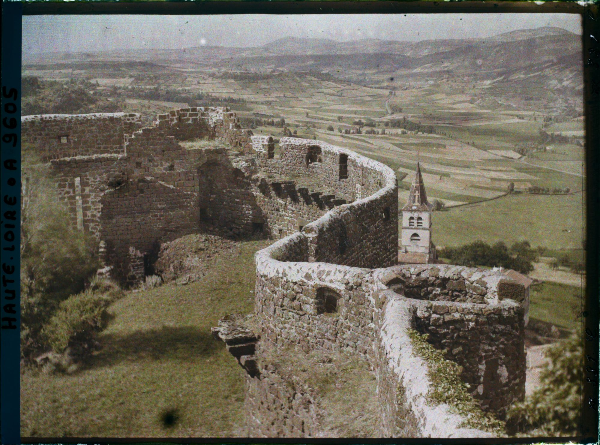 Image représentant L'enceinte de la forteresse médiévale, avec l'église Saint-Martin