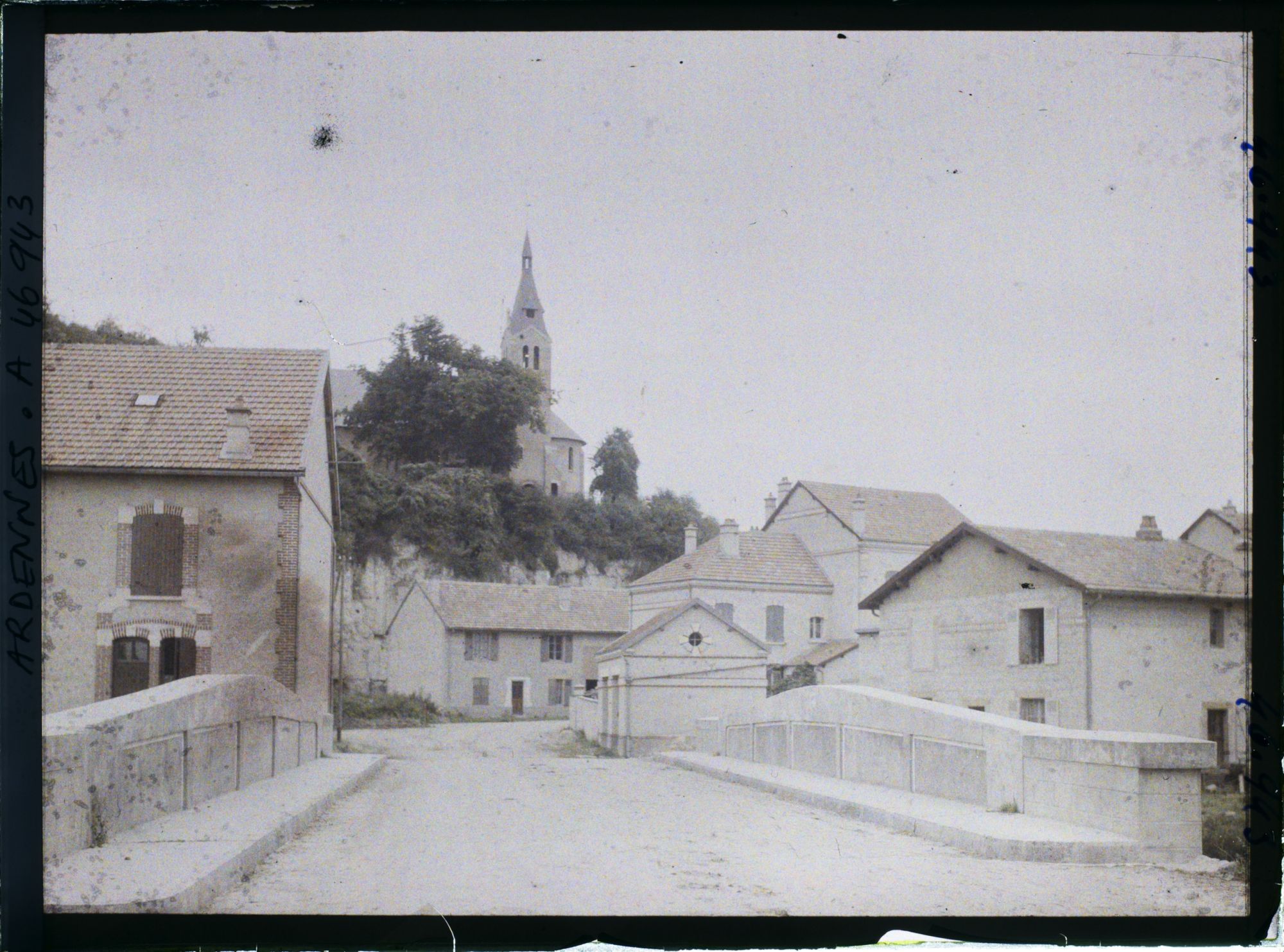 Image représentant Vue de l'église prise depuis la rue des Ponts