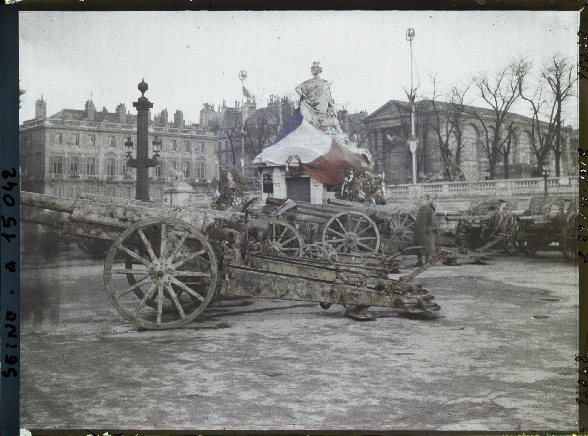 Image représentant Statue de Lille décorée d'un drapeau français et canons pris aux Allemands exposés place de la Concorde