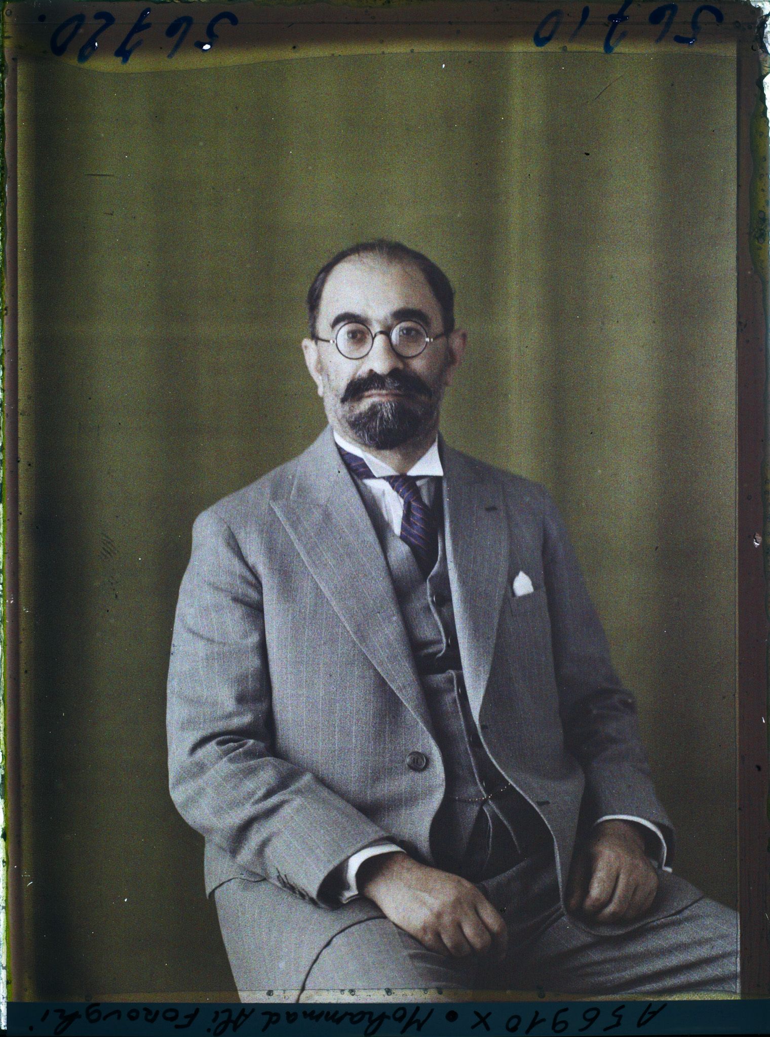 Image représentant https://musee-albert-kahn.s-museum.fr/home/NWQ2OTAwYzNmYjZlZTk1ZWQwODJmMjY4L2dlbmVyaWMtbm90aWNlLXRhYi9hdXRob3JpdHkvNjE3YTc5ZjVjZjhiODk2OGIzMzM3ZDIx/5d6900c3fb6ee95ed082f268/generic-notice-tab/authority/617a79ebcf8b8968b3336d51 Mohammad Ali Foroughi