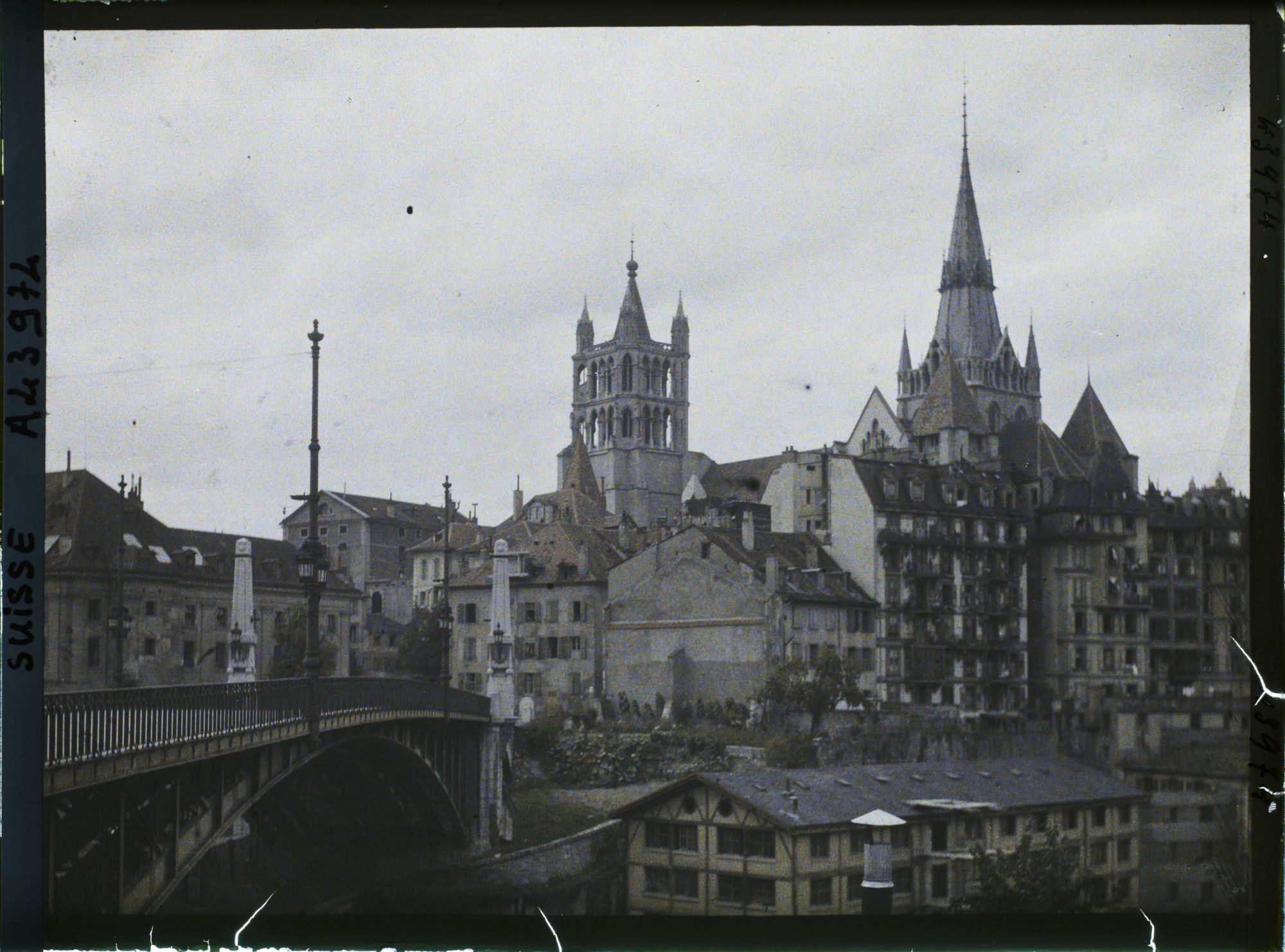 Image représentant La cathédrale Notre-Dame de Lausanne et le pont Bessières