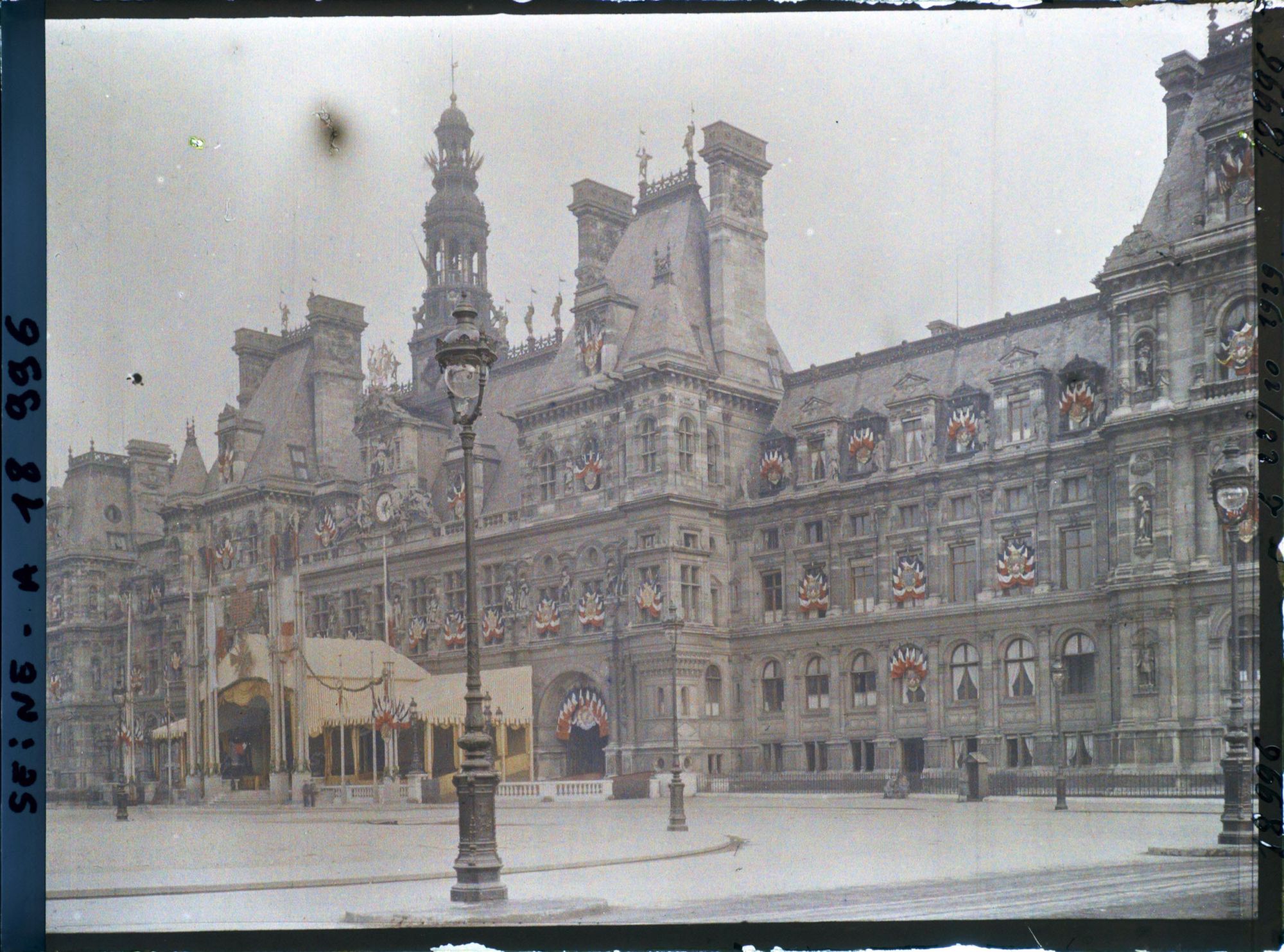 Image représentant L'Hôtel de Ville de Paris décoré de la Croix de Guerre