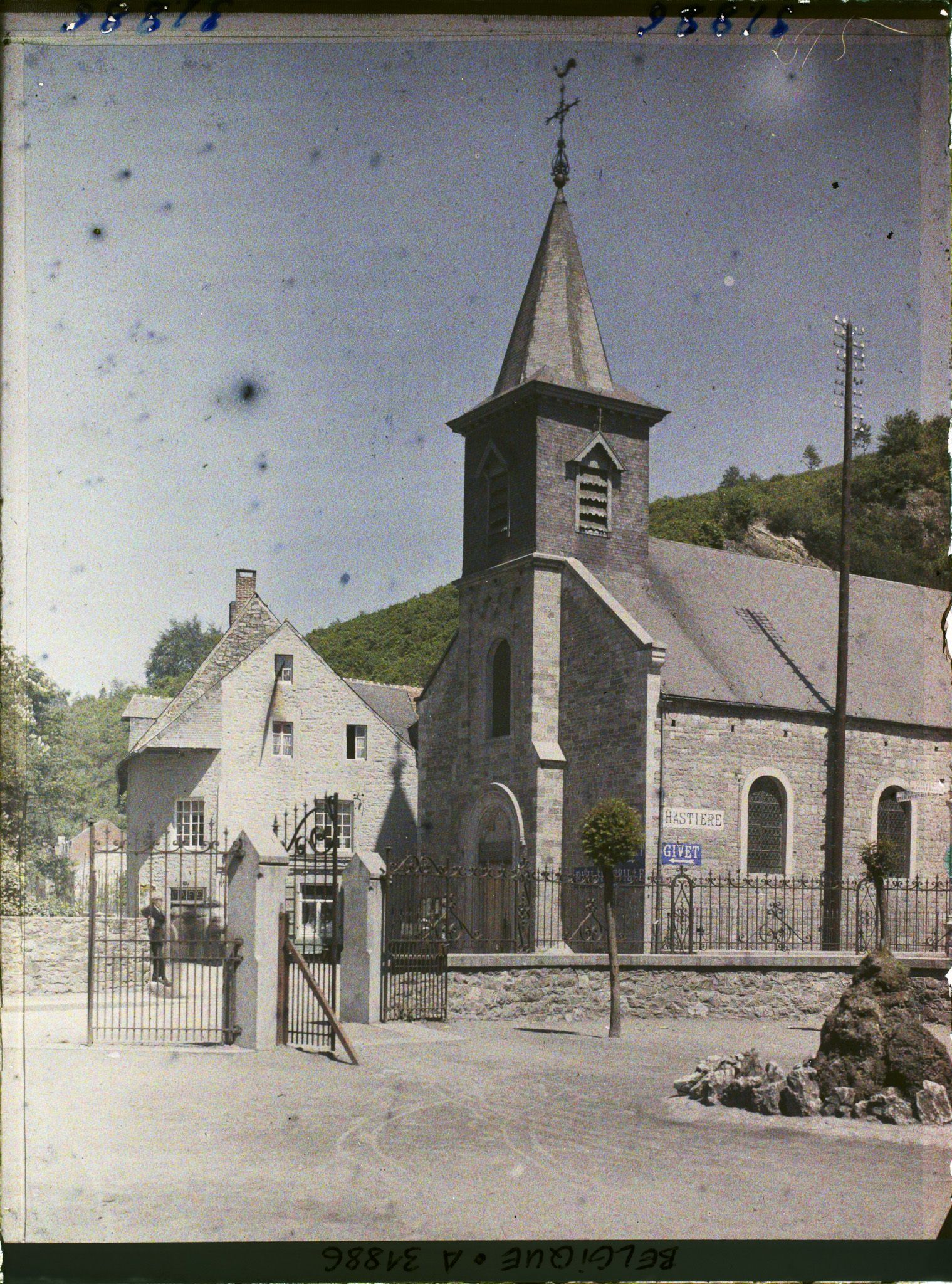 Image représentant Belgique, Hastière, Eglise de la rive gauche et vieilles Maisons