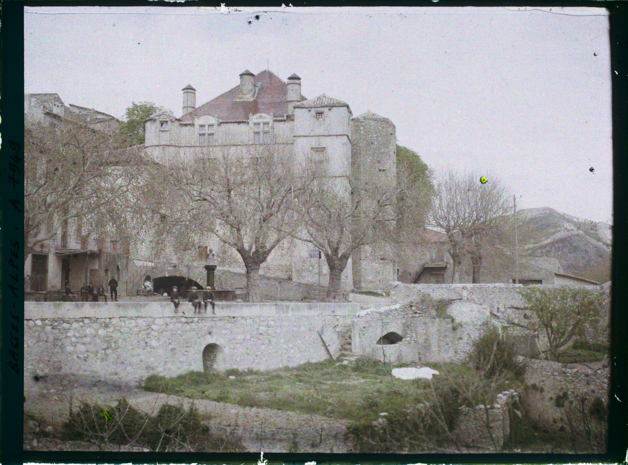 Image représentant Le château avec la tour du pigeonnier