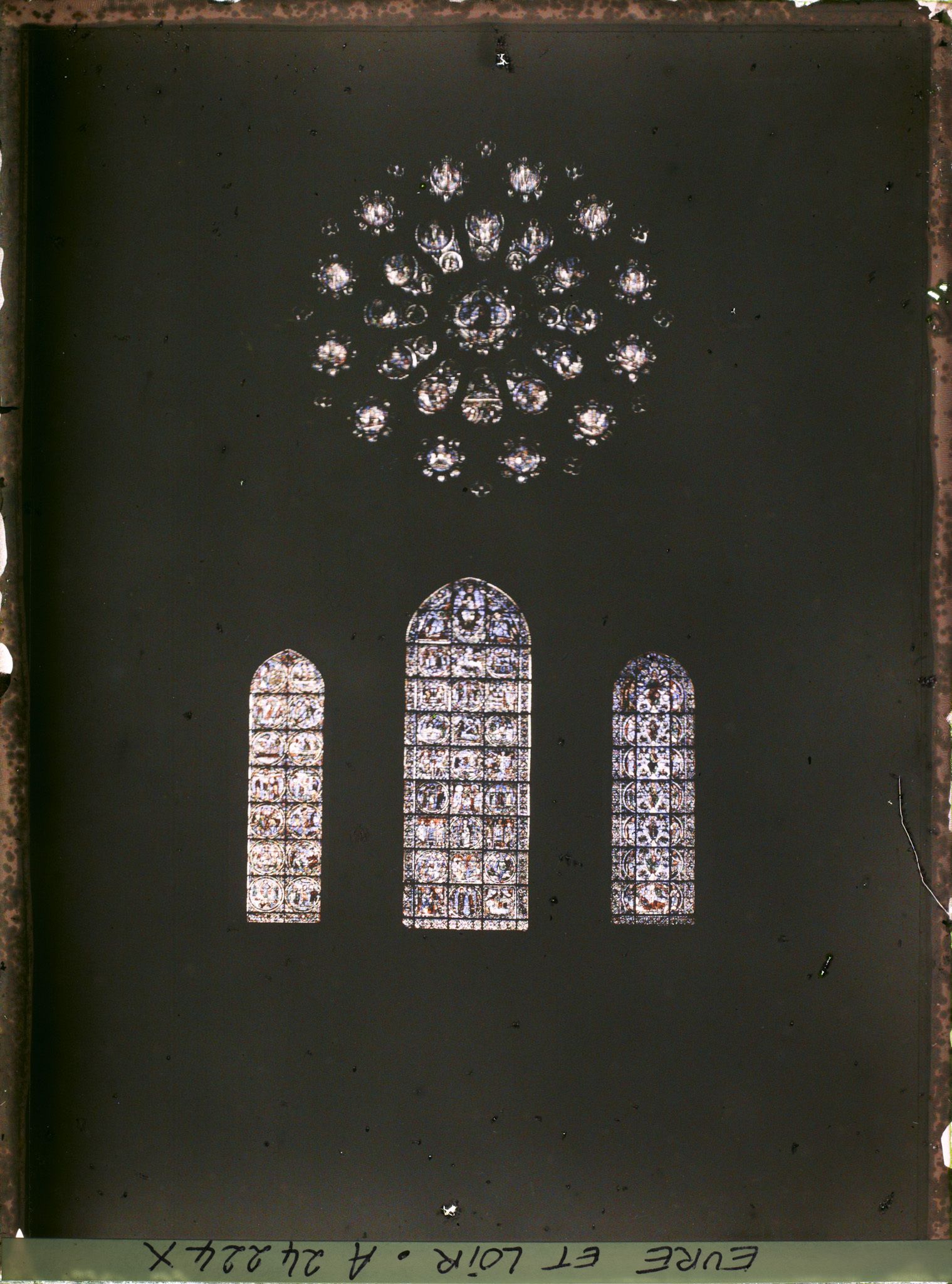 Image représentant Les vitraux des trois baies et de la rosace du jugement dernier du portail occidental de la cathédrale Notre-Dame