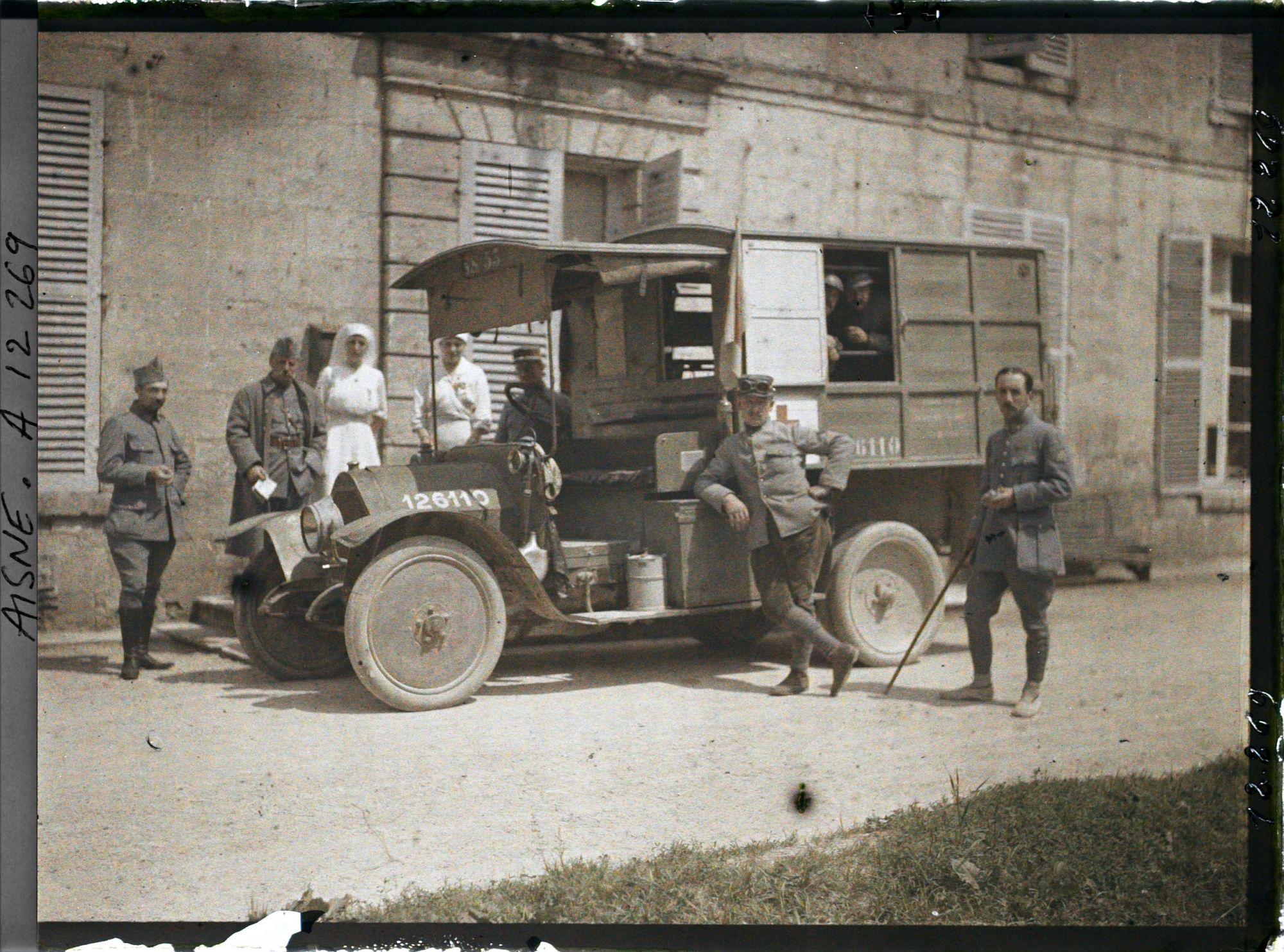 Image représentant Voiture-ambulance entourée de soldats et d'infirmières