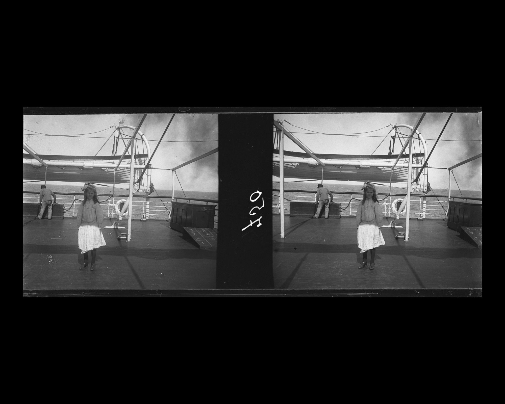 Image représentant Petite fille posant sur le pont supérieur