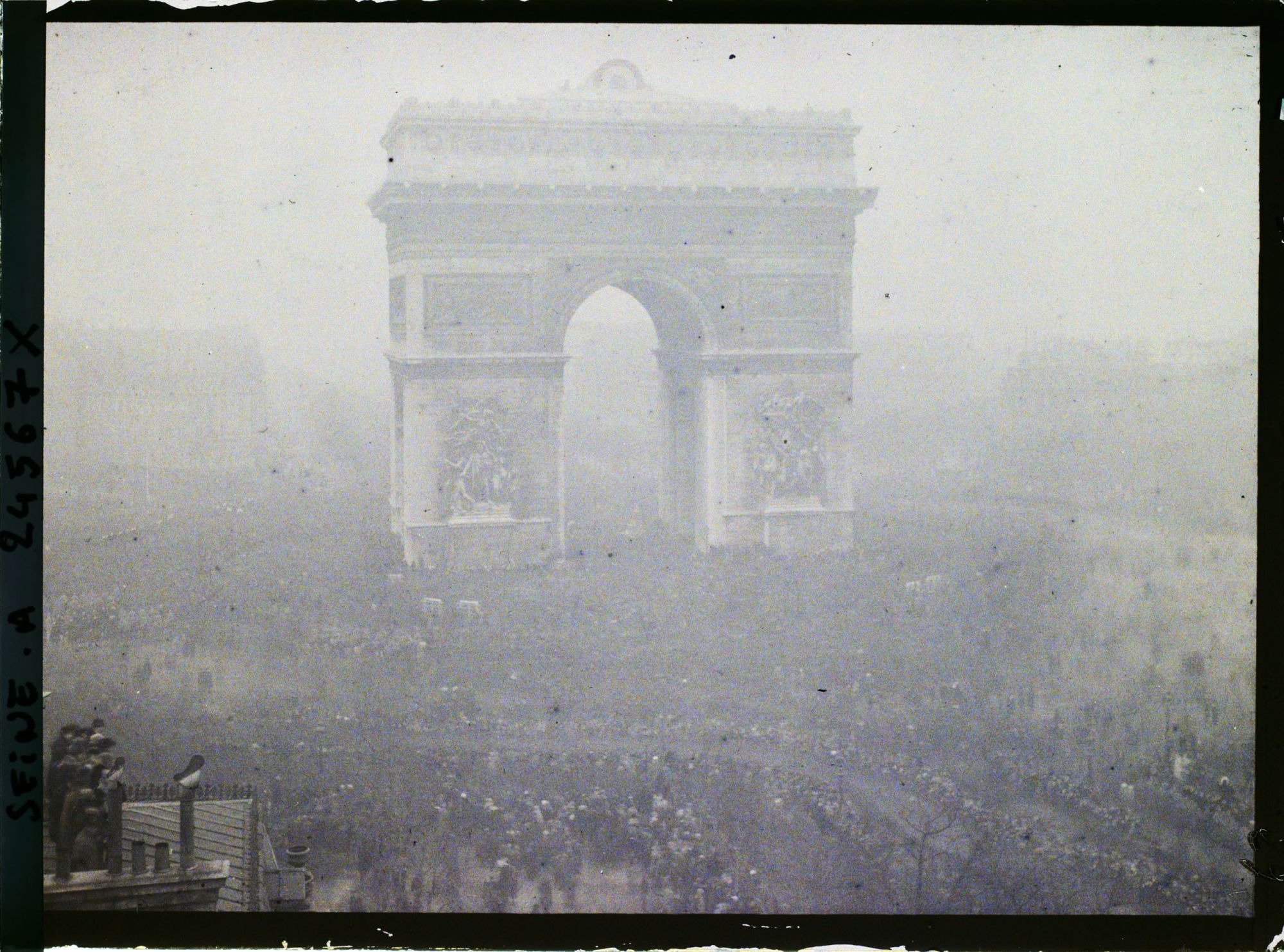 Image représentant La foule à l'Arc de Triomphe à l'occasion du Cinquantenaire de la IIIe République