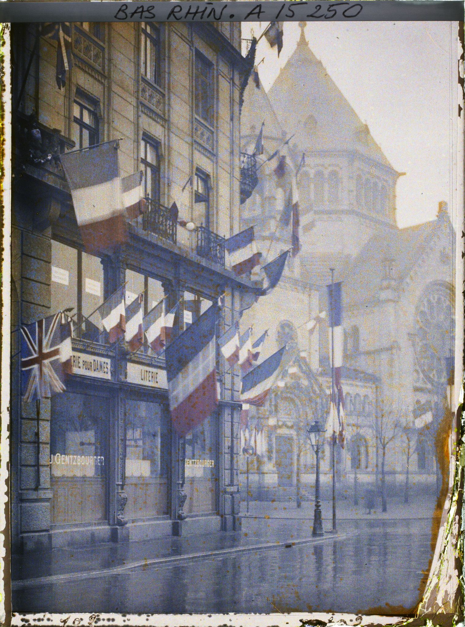 Image représentant France Alsace, Strasbourg, Le Pavoisement des quais, près de la Synagogue