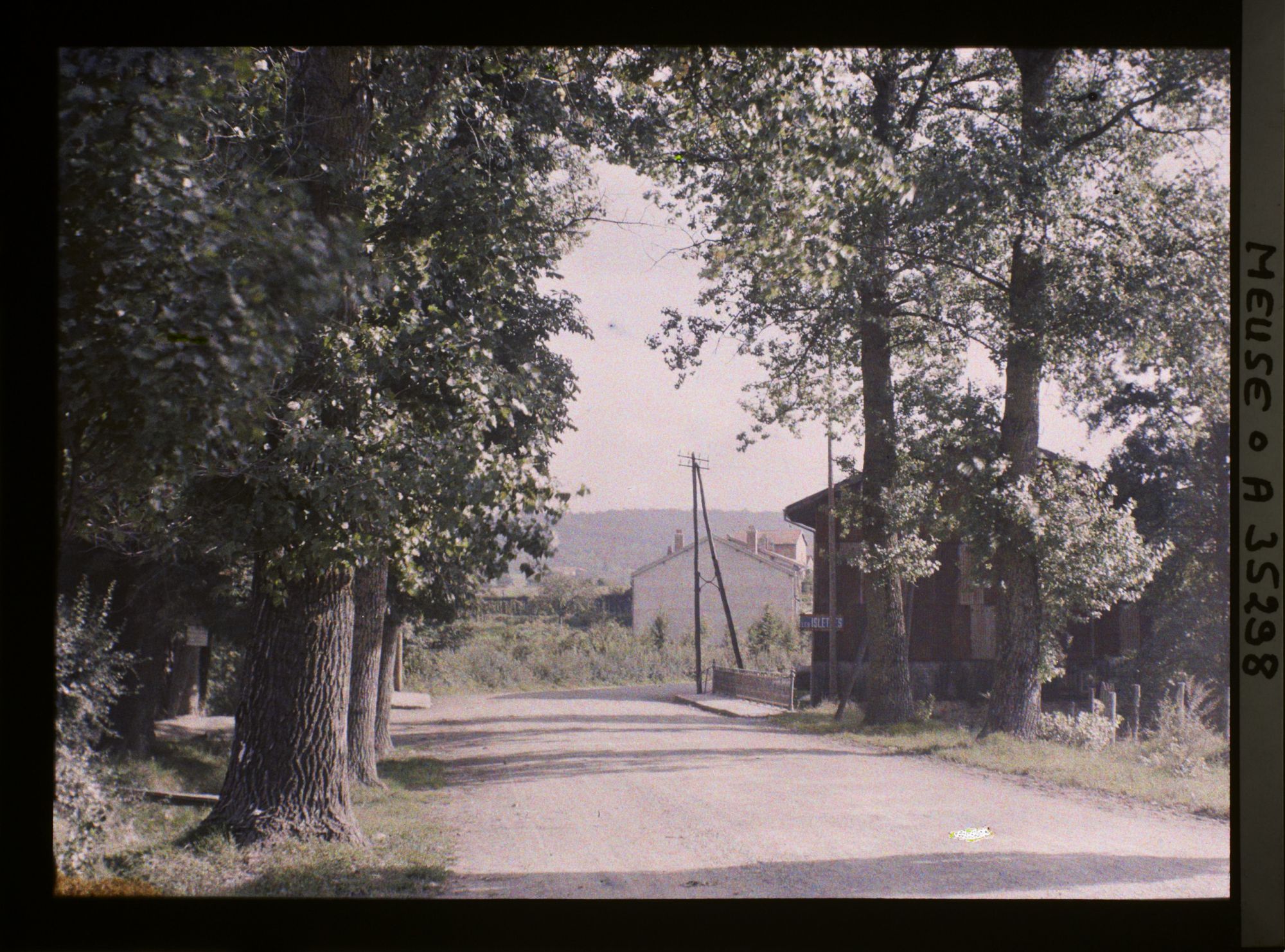 Image représentant France, Les Islettes, Entrée des Islettes par la route de Châlons