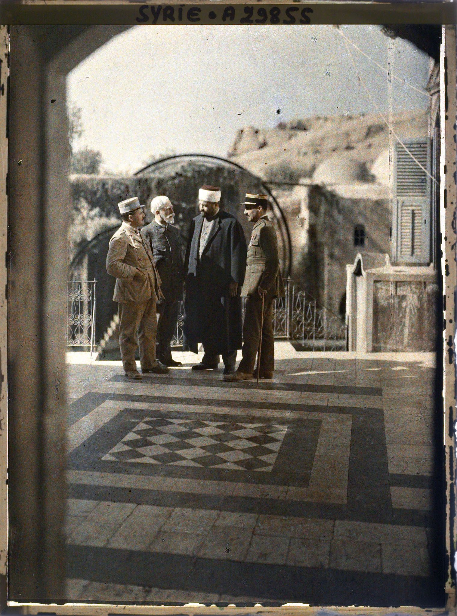 Image représentant Le Professeur Jean Brunhes et deux militaires français s'entretenant avec son Excellence Moutesarif Kenali (Gouverneur ?)