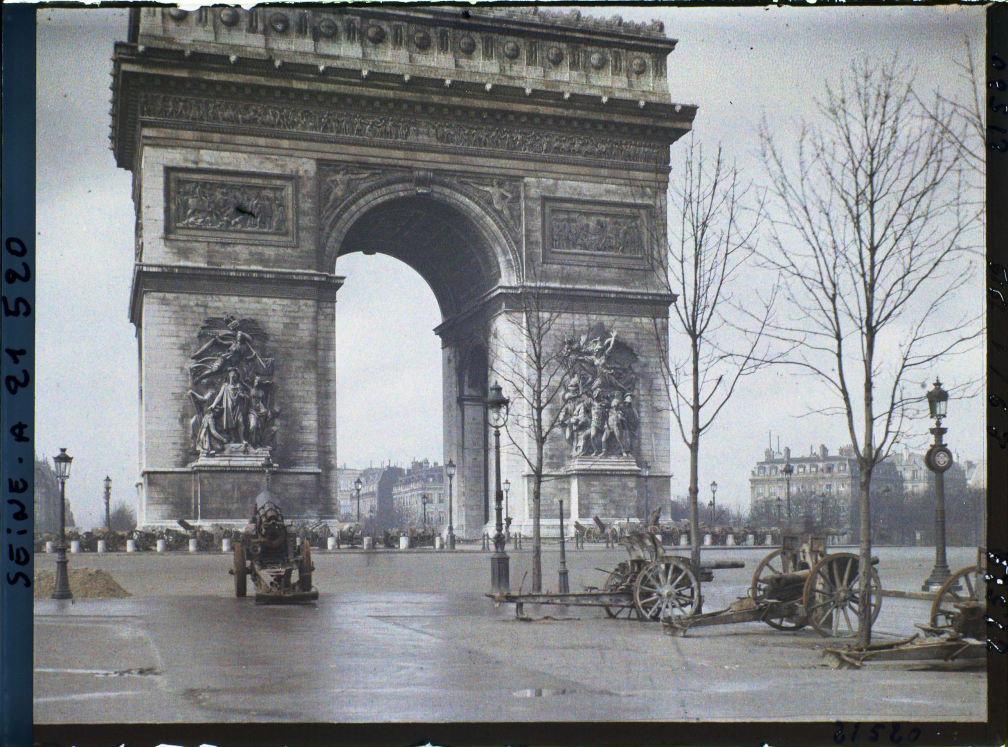 Image représentant Canons exposés au pied de l'Arc de Triomphe, place de l'Etoile