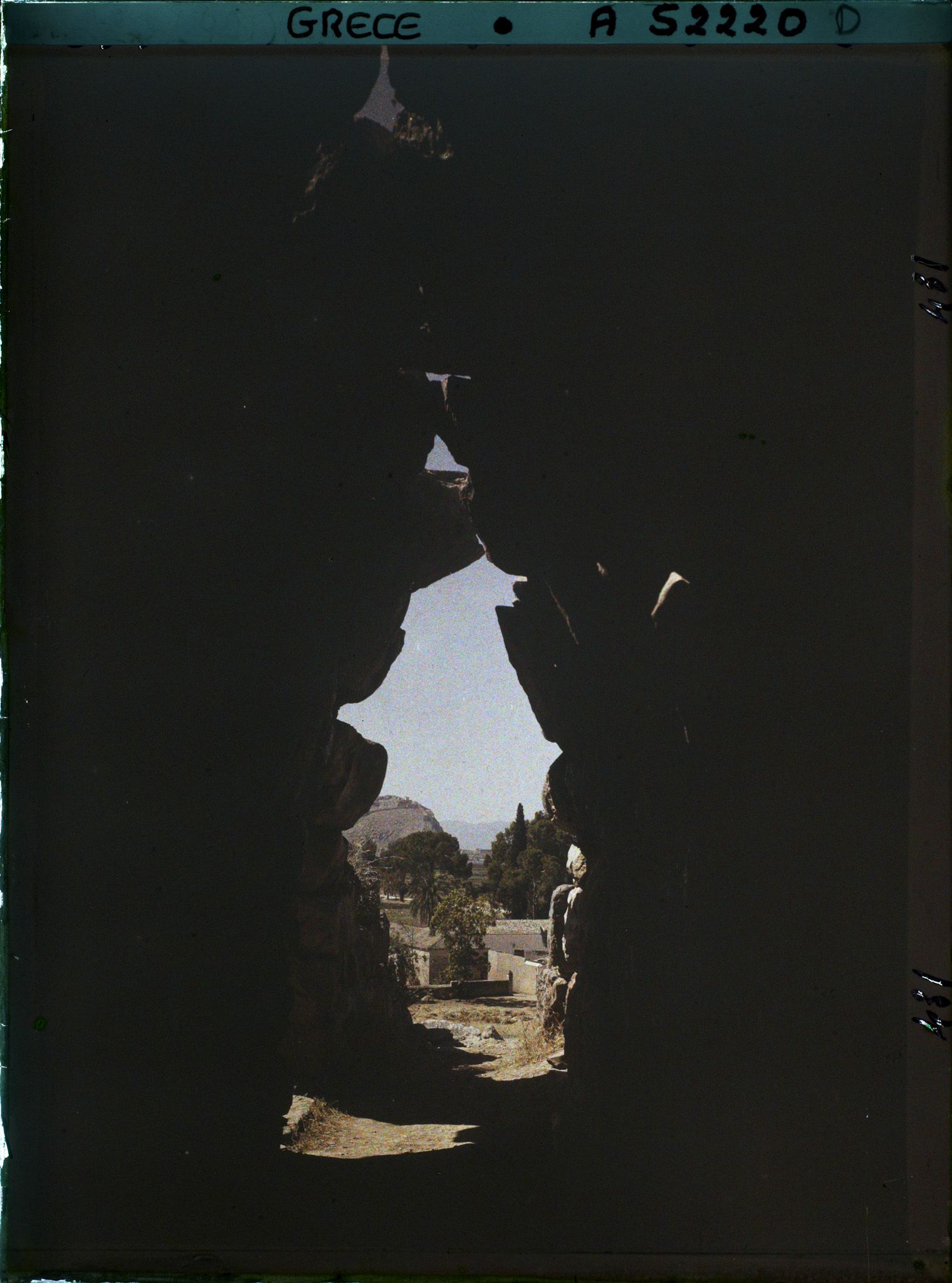 Image représentant Sous la galerie couverte desservant les casemates du bastion sud de la citadelle. Au fond, le rocher de Nauplie