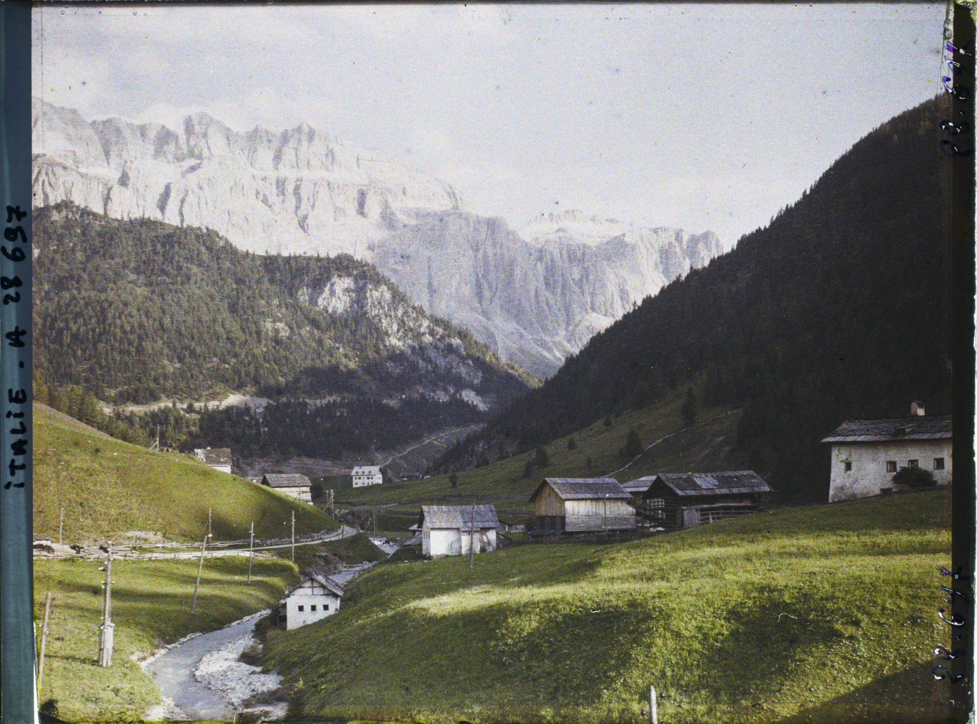 Image représentant Le hameau de Plan de Graba, la rivière Gardena (Grödner Bach ou Rio Gardena) et le massif de la Stella (Groupo di Sella ou Sellagruppe)