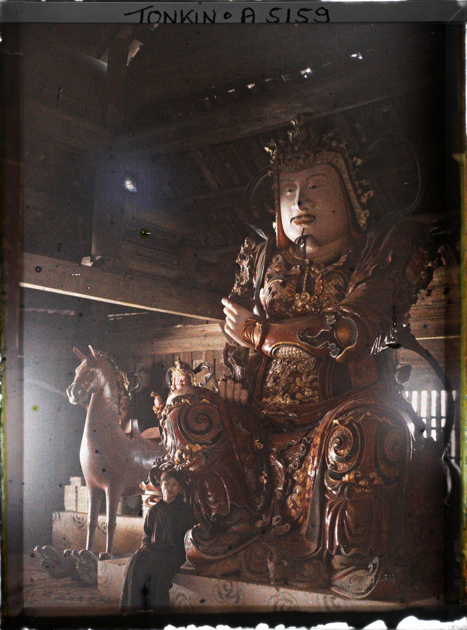 Image représentant Une statue géante de divinité gardienne à l'intérieur de la pagode Thay dite également de la " Félicité céleste " (Thien Phuc)