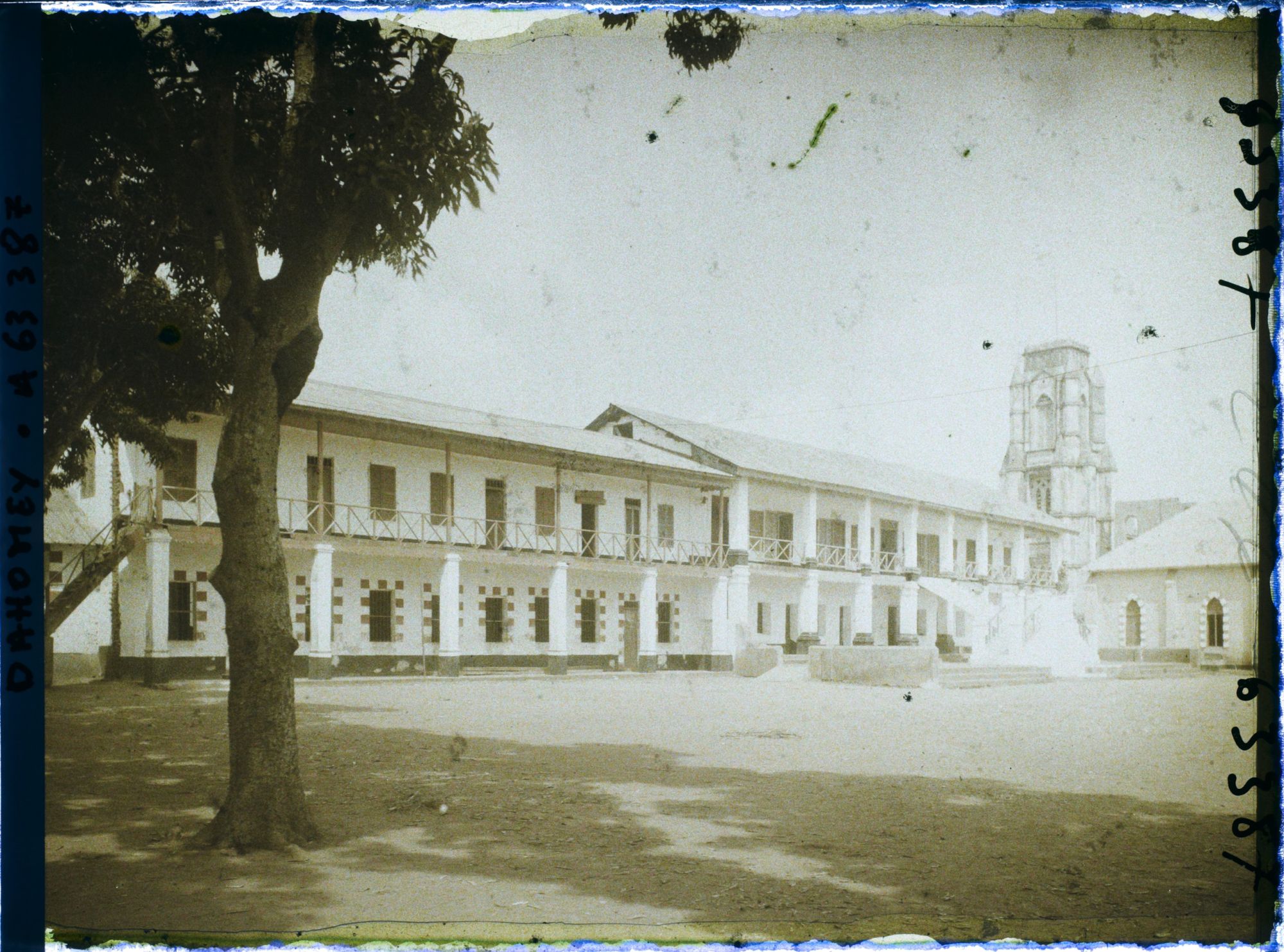 Image représentant La mission catholique (l'école, les habitations des pères et l'église)